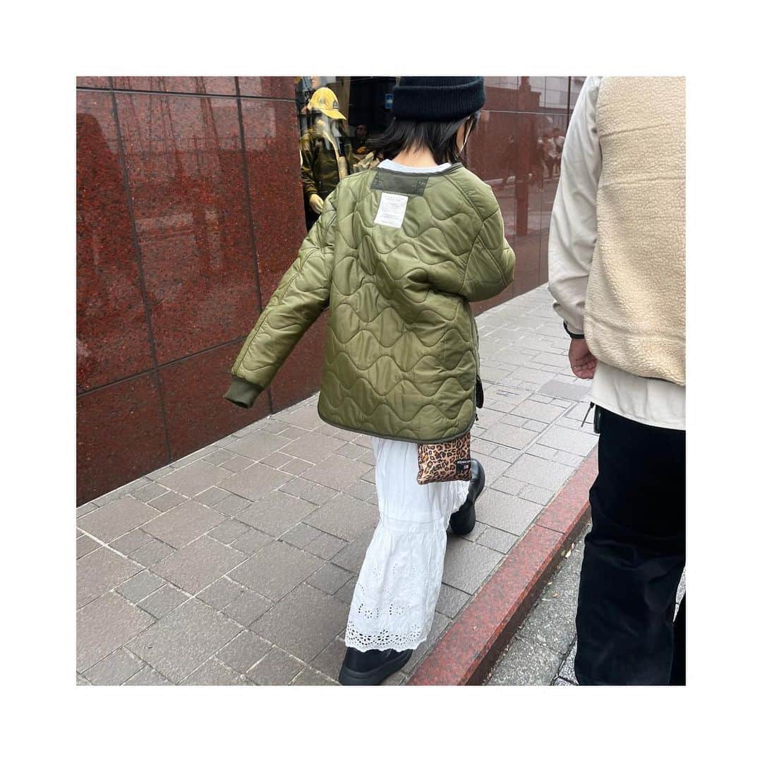 utan0925のインスタグラム：「11/12⑅◡̈* * お出かけ☺︎♪ てか普通に歩けないのかな...w 常に跳ねてる。。♪♪ どこ行っても楽しそう＆声でかいw♪ * てか急に寒くなってビックリ(º ﾛ º๑) 寒すぎて服買って速攻着たょ。。 子供の防寒はバッチリだけど自分忘れがちw *」