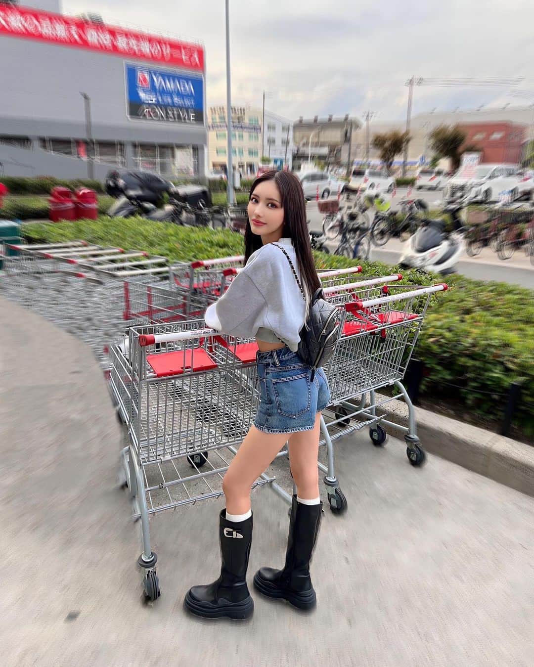 Ayakaのインスタグラム：「. コストコはいつ行ってもむずかしい🛒 . #me #code #ootd」