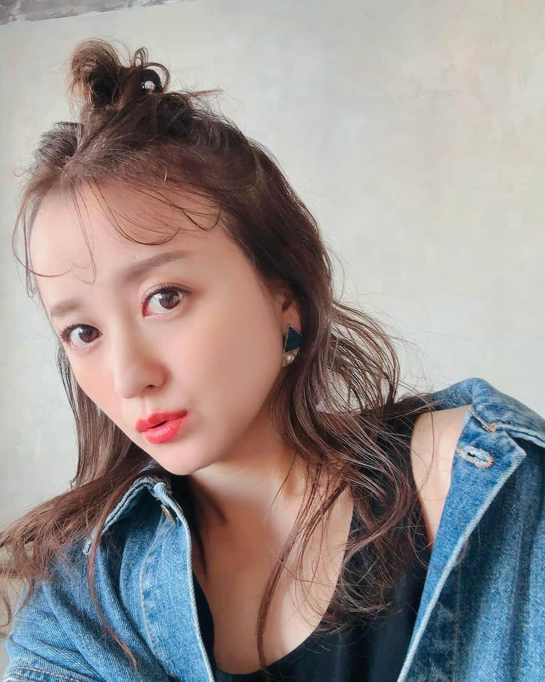 小松彩夏のインスタグラム：「⁡ ⁡ ちょこっとだけお知らせしておりましたが... ⁡ 11/25(土)岩手県盛岡市で開催される「一娯一絵」というイベントに参加することになりました！！ ⁡ 今回のイベントは同じ一関出身のイラストレーター @taisei_illust_1125 さんに声をかけていただきました✨ ⁡ ありがとうございます☺️🌸 ⁡ 私は私服やオフィシャルグッズの販売を予定しています❣️初めてのフリマにドキドキしております😆✨ ⁡ フリマでは色々なジャンルの 洋服を用意しようと思っております😊🌿 ⁡ 他にも会場となる【レトロブティックことり】@cobicobi1129 さんの古着やアクセサリー 【STREET BURGER】 @streetburger_official さんのハンバーガー 【Taisei】 @taisei_illust_1125 さんのグッズや似顔絵の販売など盛り沢山で楽しめるイベントになると思います❣️ ⁡ 岩手のみなさんも、そうじゃないみなさんも 気軽に遊びに来てもらえると嬉しいです😘 ⁡ 一一一一一一一一一一一一一一一一一一一一一一一一 ⁡ ⚫︎詳細 日程:11/25(土) 時間:11:00-18:00 場所:レトロブティックことり 住所: 〒020-0032 岩手県盛岡市夕顔瀬町20-52 1F ⁡ ⚫︎出展者 ・レトロブティックことり └ 10周年企画としてUSEDスウェットほか、レトロ古着、帽子、バッグ、アクセサリーなど100点以上の古着を1日限定で10円で販売！お一人様何点でもOK！ ⁡ ・小松彩夏 └私服、オフィシャルグッズの販売 　Tシャツ、ミニタオル、タオル等 ⁡ ・STREET BURGER └ハンバーガーの販売 ⁡ ・Taisei └グッズ、似顔絵の販売 ⁡ ⚫︎駐車場について ⁡ 駐車場について お店の前に4台駐車可能 普通車2台 軽自動車2台 ※駐車場満車の場合 400m先のマックスバリュー様に駐車をお願いします ⁡ 一一一一一一一一一一一一一一一一一一一一一一一一」
