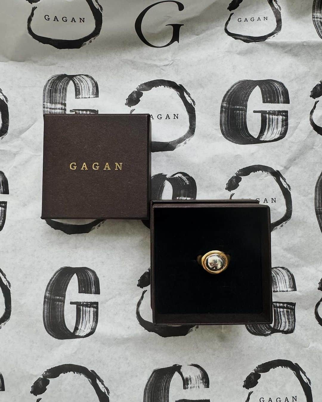 金子若菜のインスタグラム：「⠀ 大好きな @gagan.jewelry 🐍 新しくリングを新調しました。  ⠀ 他と被らないデザインが本当に豊富で サイト見てるだけでワクワクしちゃうの。  ⠀ 今回は一目惚れしたリングを1番小さいサイズにして ピンキーリングとして。 planetっていうの名前も素敵。  届いてから、もう毎日つけちゃってる🤭  #gagan #gaganjewelry」