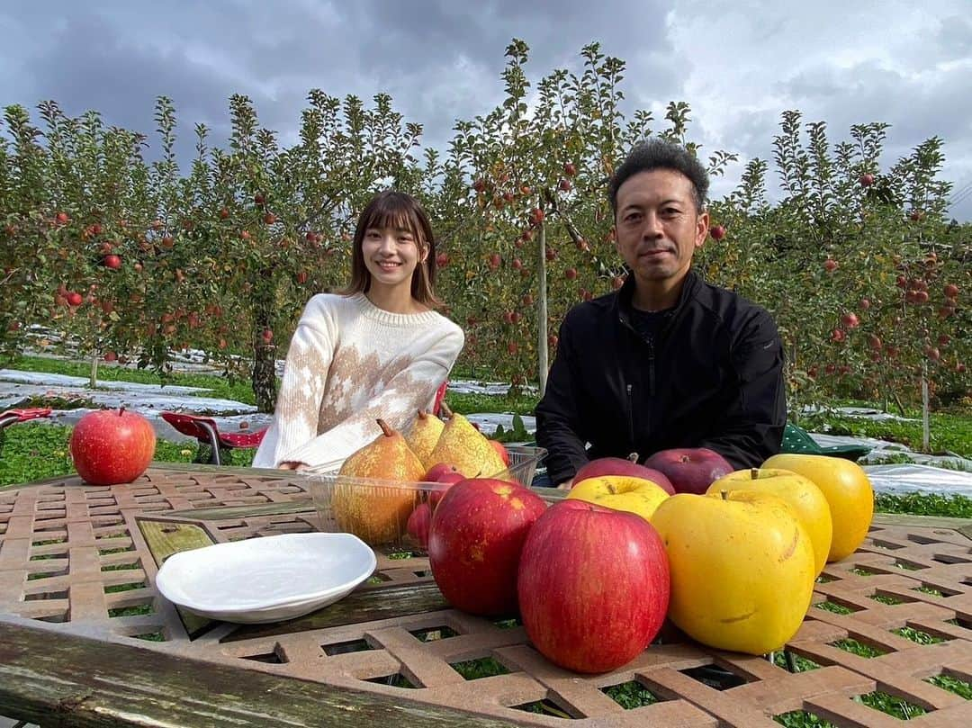 後藤萌咲さんのインスタグラム写真 - (後藤萌咲Instagram)「🍎  先日、岩手県盛岡市の「もりおか食の輪」の取材で、 『田屋果樹園』さんにお邪魔しました！  あまり岩手県でりんごが名産だと聞かない方も 多いと思いますが、 なんと、青森県、長野県に続いて3位なんです！！  普段、三陸の方でお仕事させて頂くことが多かったので、 あまり私も聞き馴染みがなかったのですが、 ほんっっとうに美味しいりんごです！  一口にりんごと言っても、 サンふじ、シナノスイート、紅の夢など、 色んな種類がありますが、  『田屋果樹園』さんのりんごは、 後藤萌咲の22年間の人生の中で、 格別に美味しかったです…！！  りんごの食べ比べもさせて頂きました！  本当にどれも味も、硬さも全然違って、 こんなにりんごって奥が深いんだと思いました。  やはり、その美味しさには、 田屋さんの努力の裏側があって、 そのお話も聞かせて頂きました。  またそれは、別の投稿で少しお話したいと思います！  【美食王国もりおか 食の輪】というページに、 載せて頂きます！  フリーペーパーは岩手県盛岡市で配布します！  1月から岩手県で配布されるそうなので、 ぜひ、お手に取りください！！📖´-  #岩手県 #盛岡市 #もりおか食の輪 #美食王国もりおか」11月12日 21時12分 - moe_goto0520