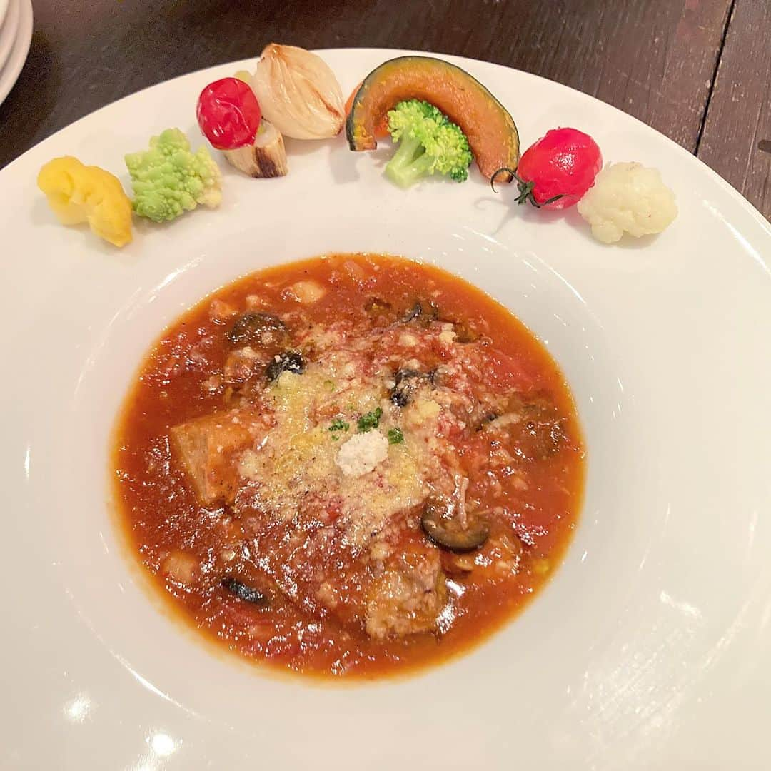 桂春雨さんのインスタグラム写真 - (桂春雨Instagram)「近所のビストロで食べた、フランスの郷土料理『カスレ』。豚肉と野菜がトマト味で煮込まれています。フォッカチャと白ワインに良く合って、美味しかったです。  #フレンチ #ビストロ #カスレ #フランス #郷土料理」11月12日 21時24分 - harusamek