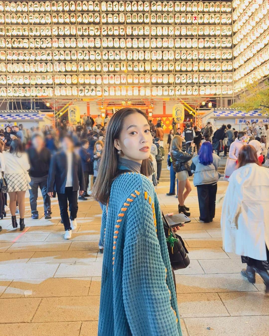 谷川りさこのインスタグラム：「花園神社、酉の市に 行ってきたよ🎵  商売繁盛と、芸能で有名な 神社らしく沢山人が 賑わってました😃  お声を掛けて頂いた方 ありがとうございました⭐️  #花園神社 #くまのて #酉の市 #新宿 #歌舞伎町」