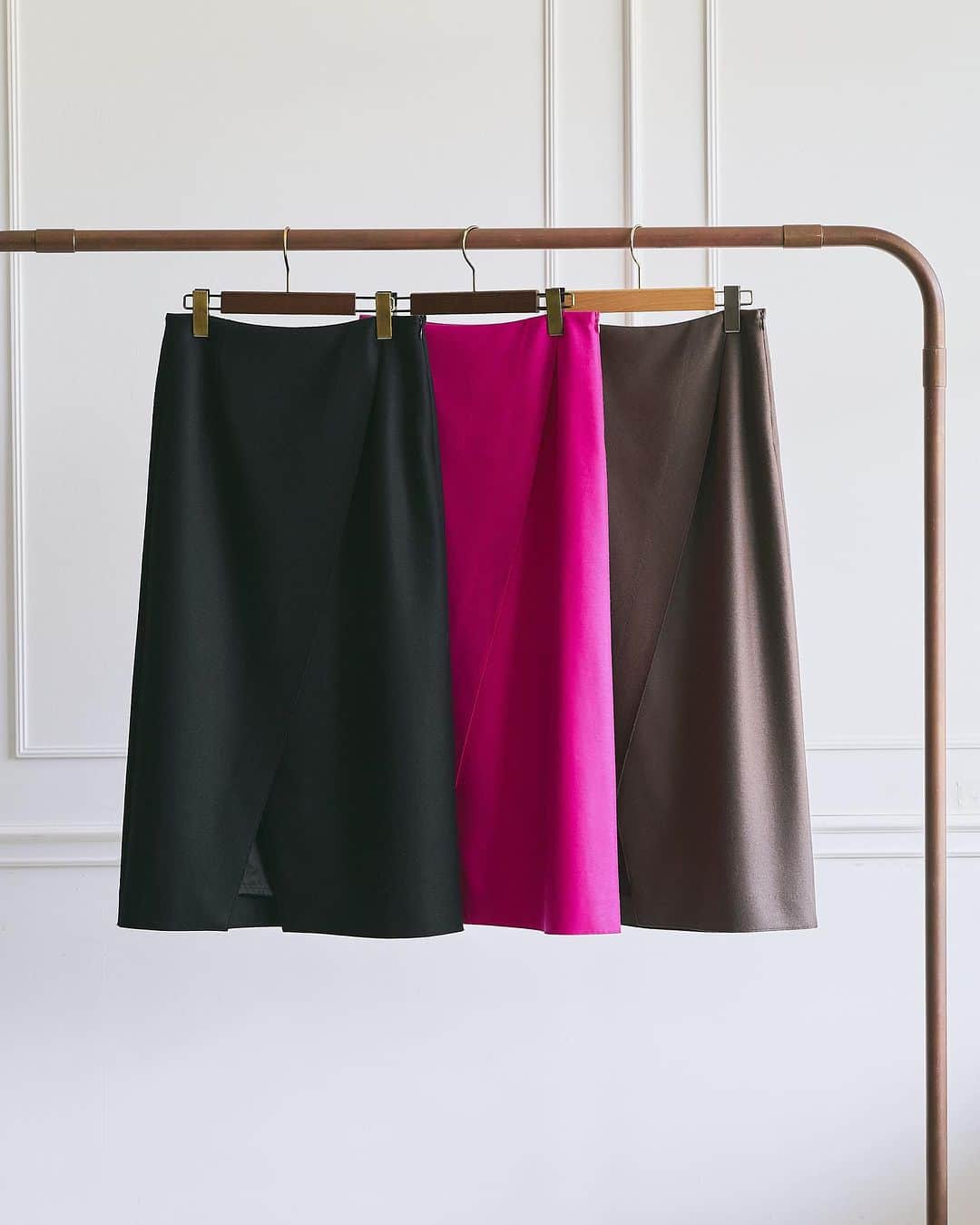 1er_Arrondissementのインスタグラム：「2023AW Collaboration Items NAOKO OKUSA × 1er Arrondissement MELTON WRAP SKIRT 装飾を削ぎ落とし、素材とシルエット、そしてスリットのラインにこだわった、ミニマルでモードなスカート  #1erarrondissement #プルミエアロンディスモン」