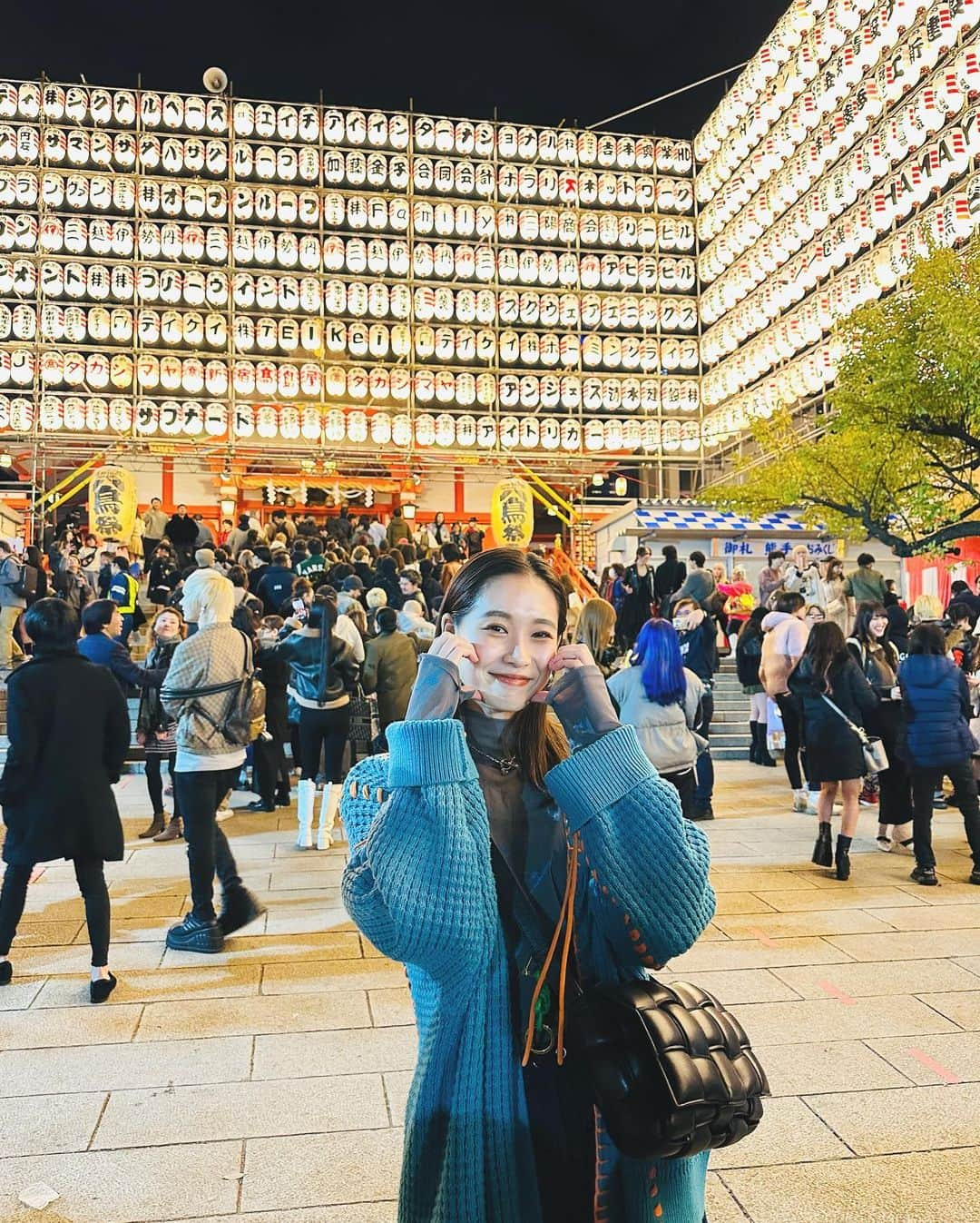 谷川りさこさんのインスタグラム写真 - (谷川りさこInstagram)「花園神社、酉の市に 行ってきたよ🎵  商売繁盛と、芸能で有名な 神社らしく沢山人が 賑わってました😃  お声を掛けて頂いた方 ありがとうございました⭐️  #花園神社 #くまのて #酉の市 #新宿 #歌舞伎町」11月12日 21時24分 - risakoko