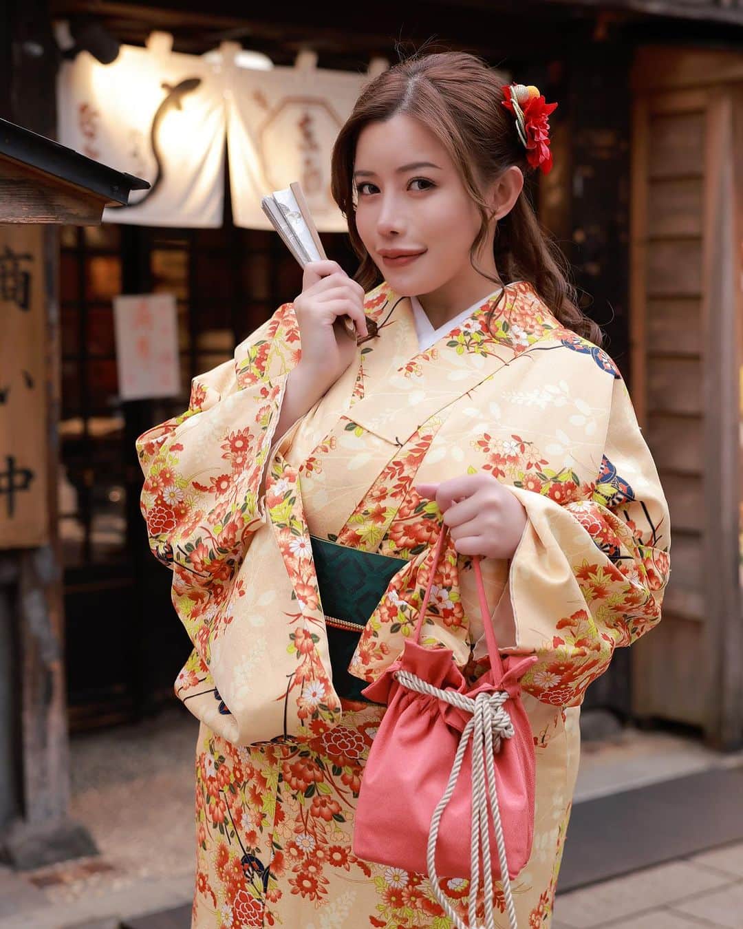 永井マリアのインスタグラム：「今日は、フェイちゃんと和服デートしてきたよ🌺🥺 二人の写真は、後日載せます😍  いろんな所で写真撮ってもらいました💕 カメラマンは、@isomurahama さん📸 着物は、　@yae_asakusa_kimono さんで借りたよ😊  紅葉柄の秋っぽいデザインの着物にしたんだけど、どうかなー？？🥺  I went to Asakusa with @fay198978 today!😍 Do you like this Kimono?👘💕  📸　@isomurahama  👘　@yae_asakusa_kimono   #kimono #asakusa #asakusatemple #asakusatokyo #tokyo  #travel #travelphotography #浅草」