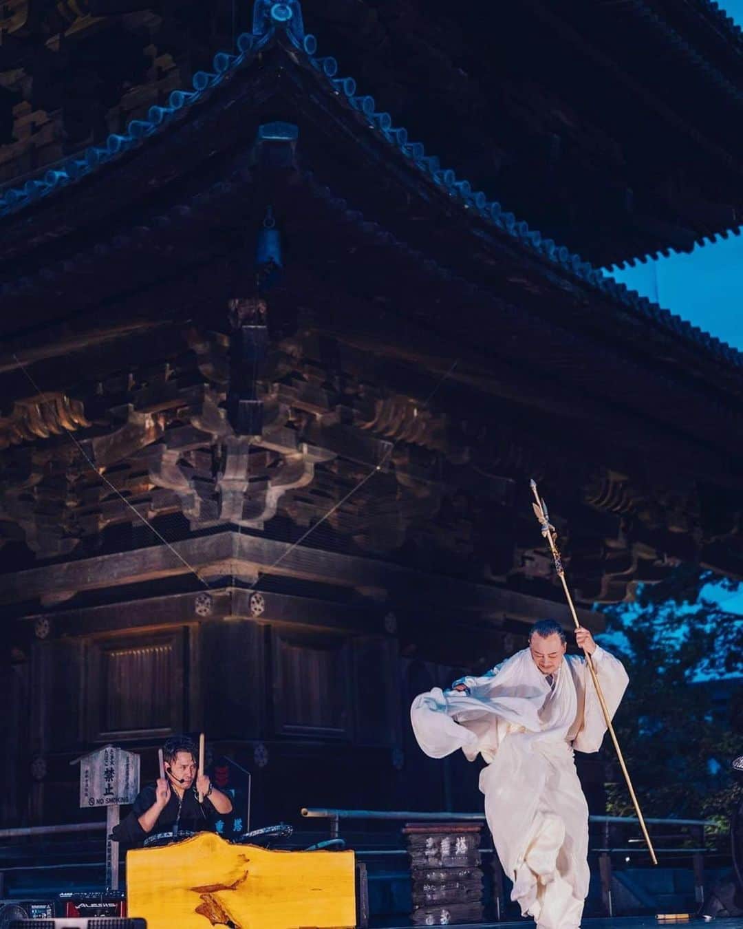 雅-MIYAVI-さんのインスタグラム写真 - (雅-MIYAVI-Instagram)「We pray with music.   いよいよ今夜。  素晴らしいアーティストたちが 東寺音舞台に集まりました  お見逃しなく。  📺  #Repost @miyavi_ishihara ・・・ MBS OTO BUTAI 2023 at TOJI Temple in Kyoto.  In this memorable year, marking 1,200 years since Kobo Daishi Kukai started spreading the Shingon sect from here at TOJI Temple in Kyoto, we delivered prayers for peace to the world through music.  Thank you everyone for coming. I learned so much from the many amazing artists. As a musician, as a performer, I was compelled to continue striving for improvement as well.  OTO BUTAI 2023, created by everyone giving their all, harmonizing with each other, will be broadcast on November 12th. Please be sure to watch it.  MBS音舞台2023 at 東寺 がっつりROCKさせていただきました  なんか勝手にやりきった感があって燃え尽きてたのと、ずっと余韻が残ったままその中で帰京してからリハーサルやミーティングで忙殺されてたのもあって今頃ポストになりました。  ここ京都・東寺にて弘法大師空海様が真言宗を立教改宗して１２００年という記念すべきこの年に、音楽を通じて平和への祈りを世界に届ける。  これほどまでにアーティストとして自分の存在意義を考えさせられた機会はここ最近なかったかもしれません。  西本さんはじめ、上野くん、ナターシャさん、笛田さん、大石さん、オーケストラや合唱団のみなさん、素晴らしい共演者と共に作りあげた音舞台。  その中で僕は、あきらかに異端でした。  どこまでやっていいんだろうか どう存在すればいいんだろうか  一日目のゲネプロという名のテスト本番を経てからも実はずっと迷い、考えていました。  本番当日を迎え、東寺の三浦執事長より  「これまでの音舞台の歴史からすると確かにMIYAVIさんは異端かもしれません。ですが、異端も受け入れ調和を図るのが空海様が作られた曼荼羅の考えであり、それこそが真の和の世界であります」  というお言葉をいただき、そこではじめて「ああ、僕はここにロックアーティストとして存在していいんだ」と思うことができ、東寺という特別な場所からいただいた高い波動のまま本番を迎えることができました。  今回の公演を通じて素晴らしいアーティストのみなさんからも色んなものを学ばせていただきました（両日共に７年ぶりの快晴！）表現者として、演者としてまだまだ精進していきたい、心からそう思わされました。  みんなで出し切ってぶつかり合って作り上げた音舞台２０２３。  １１月１２日放送です。  是非、ご覧ください。  🙏🏻  #Repost @otobutai  東寺音舞台、本日9/9(土) 19:00 開演   「東洋と西洋の出会い」をテーマに 1989年に始まったコンサートイベント「音舞台」。  日本屈指の名刹に“舞台”を設え、 これまで国内外の190組を超えるアーティストが集まり、夢の舞台へ心をつないできました。  そして今年、舞台は東寺へ。  国内外から素晴らしいアーティストが東寺に集います。  世界へ日本文化を発信し続けるサムライ・ギタリスト、MIYAVI。若手管楽器奏者の中心的存在のサクソフォン奏者、上野耕平。日本のオペラ界の実力派テノール、笛田博昭。ウクライナ出身で母国の民族楽器バンドゥーラを演奏する歌手、ナターシャ・グジー。元ハンブルクバレエ団ソリスト、振付師としても世界で活躍する、大石裕香。指揮者、西本智実。  今夜、開演です。お楽しみに。  Artists: Miyavi(Guitarist) @miyavi_ishihara  Kohei Ueno（Saxophonist) @koheiueno_sax  Hiroaki Fueda（Tenor）@tenorfueda Nataliya Gudziy (Vocalist, Bandura player) @nataliya_gudziy  Yuka Oishi（Ballet Dancer）@yukao_ishi Tomomi Nishimoto（Artistic Director, Conductor）  Photo: Discovery go @discoverygo_inc  Kazuya Sudo @sudokazuya」11月12日 21時18分 - miyavi_ishihara