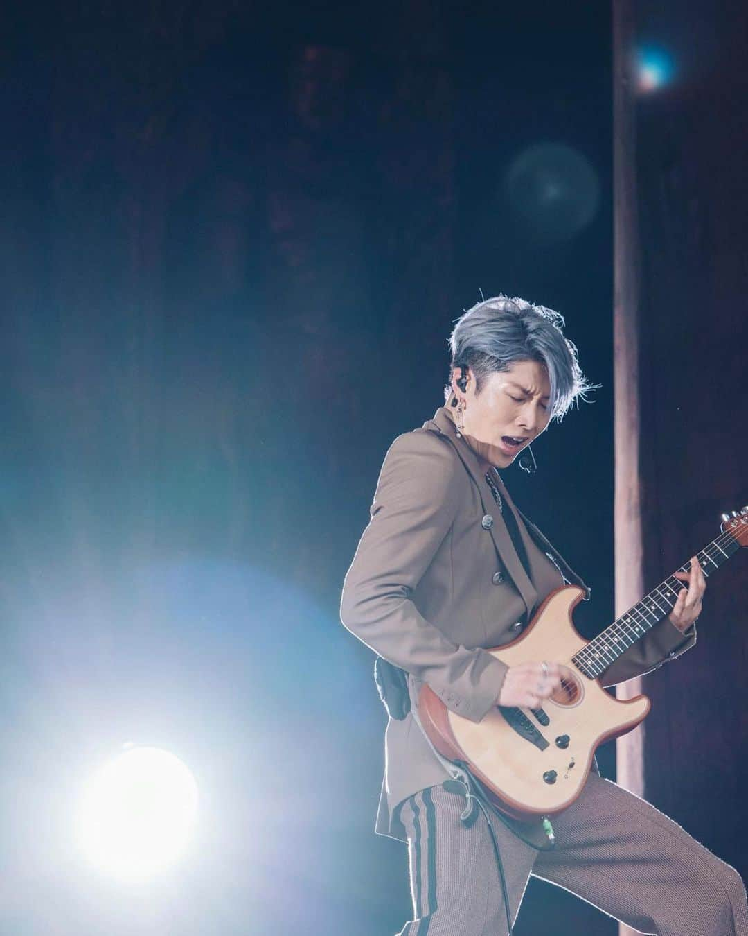 雅-MIYAVI-のインスタグラム：「We pray with music.   いよいよ今夜。  素晴らしいアーティストたちが 東寺音舞台に集まりました  お見逃しなく。  📺  #Repost @miyavi_ishihara ・・・ MBS OTO BUTAI 2023 at TOJI Temple in Kyoto.  In this memorable year, marking 1,200 years since Kobo Daishi Kukai started spreading the Shingon sect from here at TOJI Temple in Kyoto, we delivered prayers for peace to the world through music.  Thank you everyone for coming. I learned so much from the many amazing artists. As a musician, as a performer, I was compelled to continue striving for improvement as well.  OTO BUTAI 2023, created by everyone giving their all, harmonizing with each other, will be broadcast on November 12th. Please be sure to watch it.  MBS音舞台2023 at 東寺 がっつりROCKさせていただきました  なんか勝手にやりきった感があって燃え尽きてたのと、ずっと余韻が残ったままその中で帰京してからリハーサルやミーティングで忙殺されてたのもあって今頃ポストになりました。  ここ京都・東寺にて弘法大師空海様が真言宗を立教改宗して１２００年という記念すべきこの年に、音楽を通じて平和への祈りを世界に届ける。  これほどまでにアーティストとして自分の存在意義を考えさせられた機会はここ最近なかったかもしれません。  西本さんはじめ、上野くん、ナターシャさん、笛田さん、大石さん、オーケストラや合唱団のみなさん、素晴らしい共演者と共に作りあげた音舞台。  その中で僕は、あきらかに異端でした。  どこまでやっていいんだろうか どう存在すればいいんだろうか  一日目のゲネプロという名のテスト本番を経てからも実はずっと迷い、考えていました。  本番当日を迎え、東寺の三浦執事長より  「これまでの音舞台の歴史からすると確かにMIYAVIさんは異端かもしれません。ですが、異端も受け入れ調和を図るのが空海様が作られた曼荼羅の考えであり、それこそが真の和の世界であります」  というお言葉をいただき、そこではじめて「ああ、僕はここにロックアーティストとして存在していいんだ」と思うことができ、東寺という特別な場所からいただいた高い波動のまま本番を迎えることができました。  今回の公演を通じて素晴らしいアーティストのみなさんからも色んなものを学ばせていただきました（両日共に７年ぶりの快晴！）表現者として、演者としてまだまだ精進していきたい、心からそう思わされました。  みんなで出し切ってぶつかり合って作り上げた音舞台２０２３。  １１月１２日放送です。  是非、ご覧ください。  🙏🏻  #Repost @otobutai  東寺音舞台、本日9/9(土) 19:00 開演   「東洋と西洋の出会い」をテーマに 1989年に始まったコンサートイベント「音舞台」。  日本屈指の名刹に“舞台”を設え、 これまで国内外の190組を超えるアーティストが集まり、夢の舞台へ心をつないできました。  そして今年、舞台は東寺へ。  国内外から素晴らしいアーティストが東寺に集います。  世界へ日本文化を発信し続けるサムライ・ギタリスト、MIYAVI。若手管楽器奏者の中心的存在のサクソフォン奏者、上野耕平。日本のオペラ界の実力派テノール、笛田博昭。ウクライナ出身で母国の民族楽器バンドゥーラを演奏する歌手、ナターシャ・グジー。元ハンブルクバレエ団ソリスト、振付師としても世界で活躍する、大石裕香。指揮者、西本智実。  今夜、開演です。お楽しみに。  Artists: Miyavi(Guitarist) @miyavi_ishihara  Kohei Ueno（Saxophonist) @koheiueno_sax  Hiroaki Fueda（Tenor）@tenorfueda Nataliya Gudziy (Vocalist, Bandura player) @nataliya_gudziy  Yuka Oishi（Ballet Dancer）@yukao_ishi Tomomi Nishimoto（Artistic Director, Conductor）  Photo: Discovery go @discoverygo_inc  Kazuya Sudo @sudokazuya」