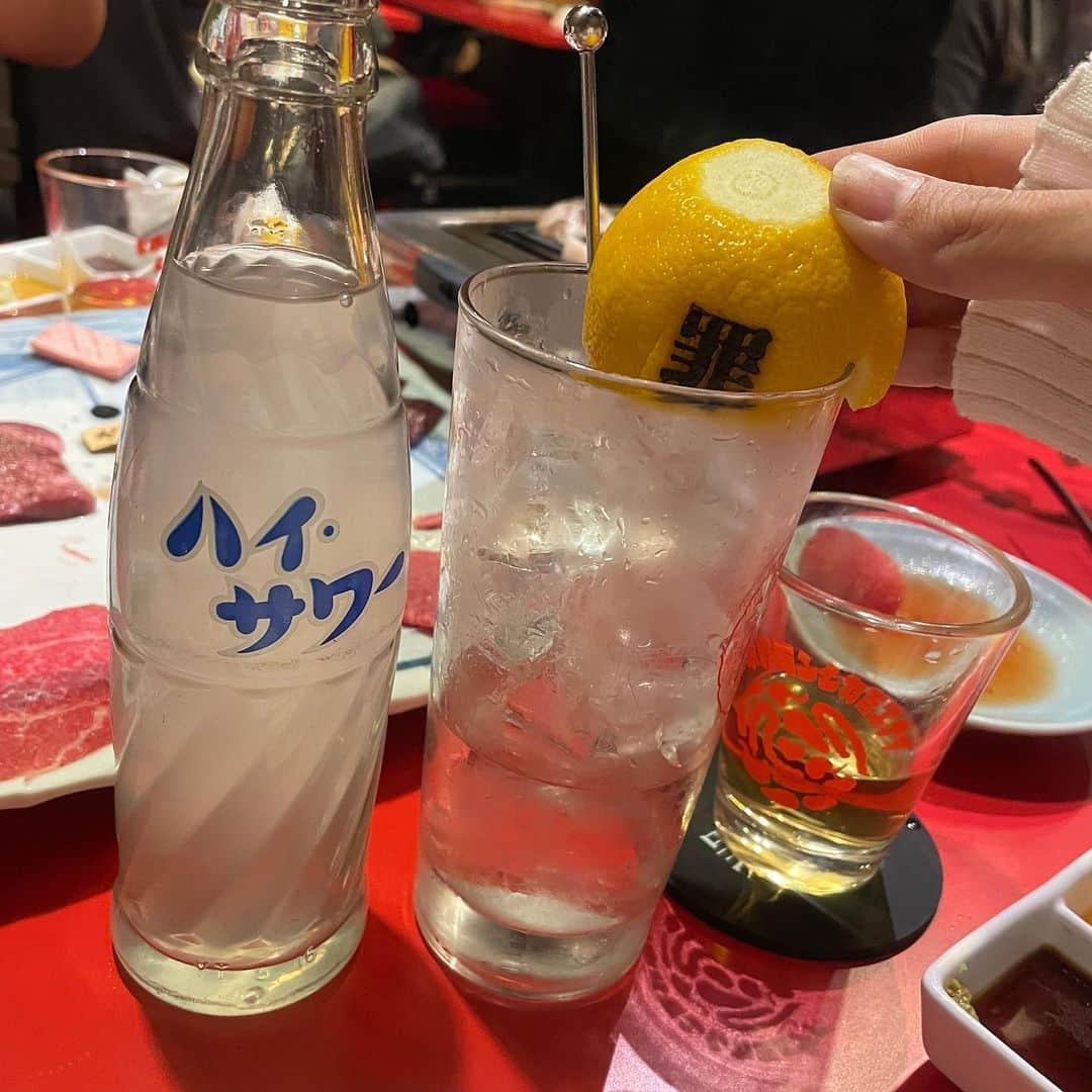 古田ちさこさんのインスタグラム写真 - (古田ちさこInstagram)「🍋 罪の烙印を押されたレモンちゃん🥤 いっぱい罪重ねてみました。笑 本当はビール党だけどこれがしたくてレモンサワーおかわり🤣  昨夜は皆で 焼肉 ! @honnouen_official 🥩 美味しいお肉でお腹いっぱい満たされた♥️  #本能苑 #罪と罰 #にくがとう #焼肉 #焼肉屋さん #焼肉屋 #ホルモン #赤身 #レモンサワー #東京焼肉 #東京グルメ」11月12日 21時19分 - chisakofuruta