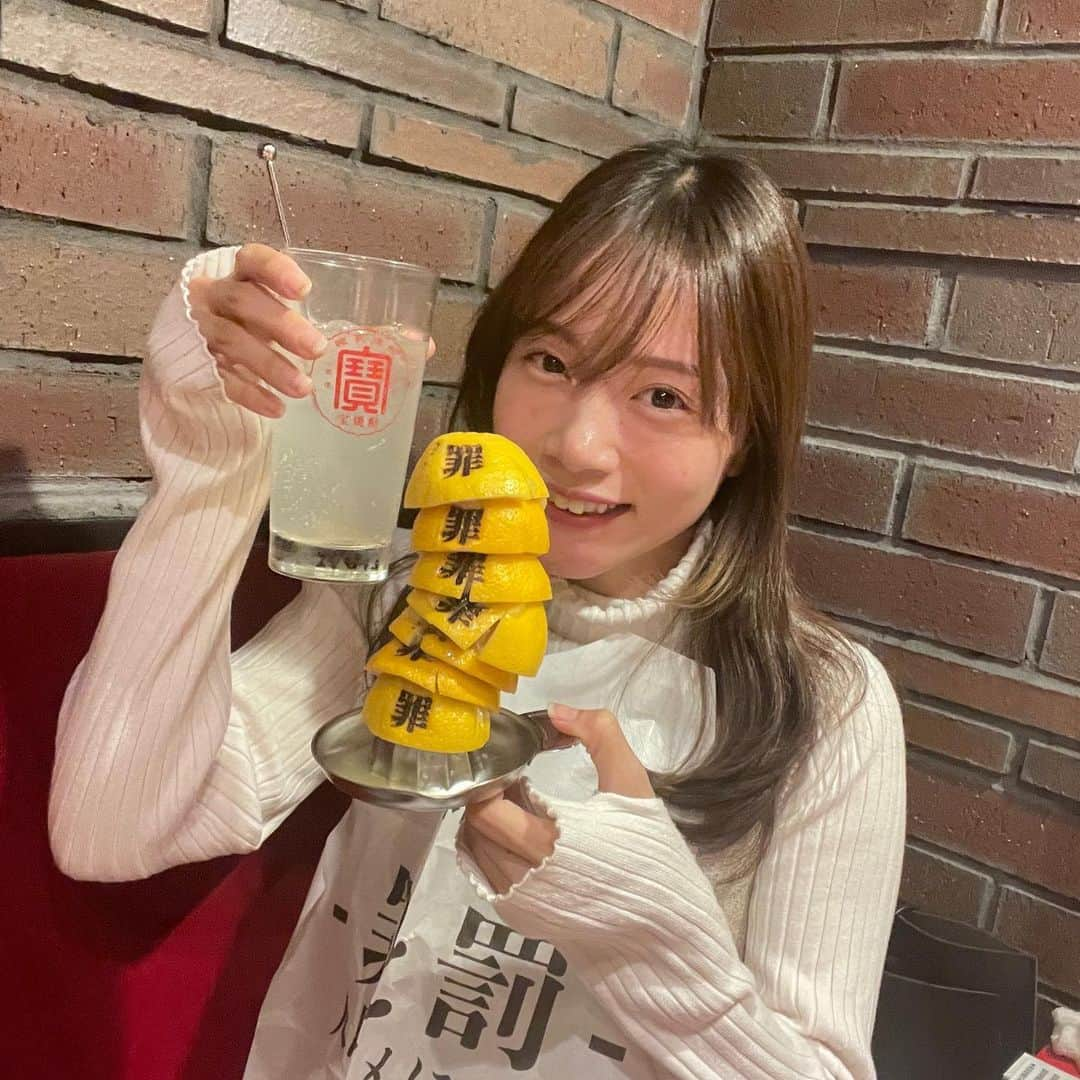 古田ちさこのインスタグラム：「🍋 罪の烙印を押されたレモンちゃん🥤 いっぱい罪重ねてみました。笑 本当はビール党だけどこれがしたくてレモンサワーおかわり🤣  昨夜は皆で 焼肉 ! @honnouen_official 🥩 美味しいお肉でお腹いっぱい満たされた♥️  #本能苑 #罪と罰 #にくがとう #焼肉 #焼肉屋さん #焼肉屋 #ホルモン #赤身 #レモンサワー #東京焼肉 #東京グルメ」