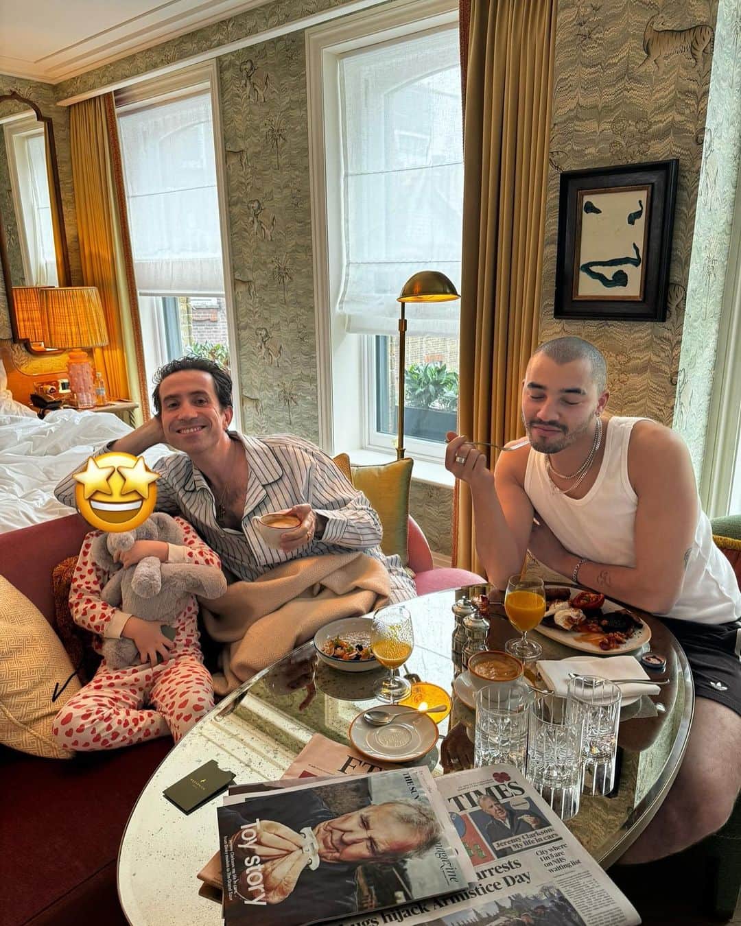 ニック・グリムショーさんのインスタグラム写真 - (ニック・グリムショーInstagram)「Happiest of birthdays to @msaimeephillips, celebrated by dancing around to Kylie before breakfast in bed with Barbara.」11月12日 21時19分 - nicholasgrimshaw