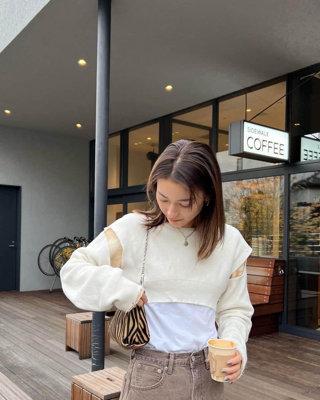 松本瞳のインスタグラム：「久しぶりに明るめカラー🕊  ばっさり切るか悩んだけど、今回は毛先だけ整えてもらって重ためセミロングに😌 . 💇‍♀️ @yoshitatsu___  いつもありがとうございます . #セミロング #秋カラー」