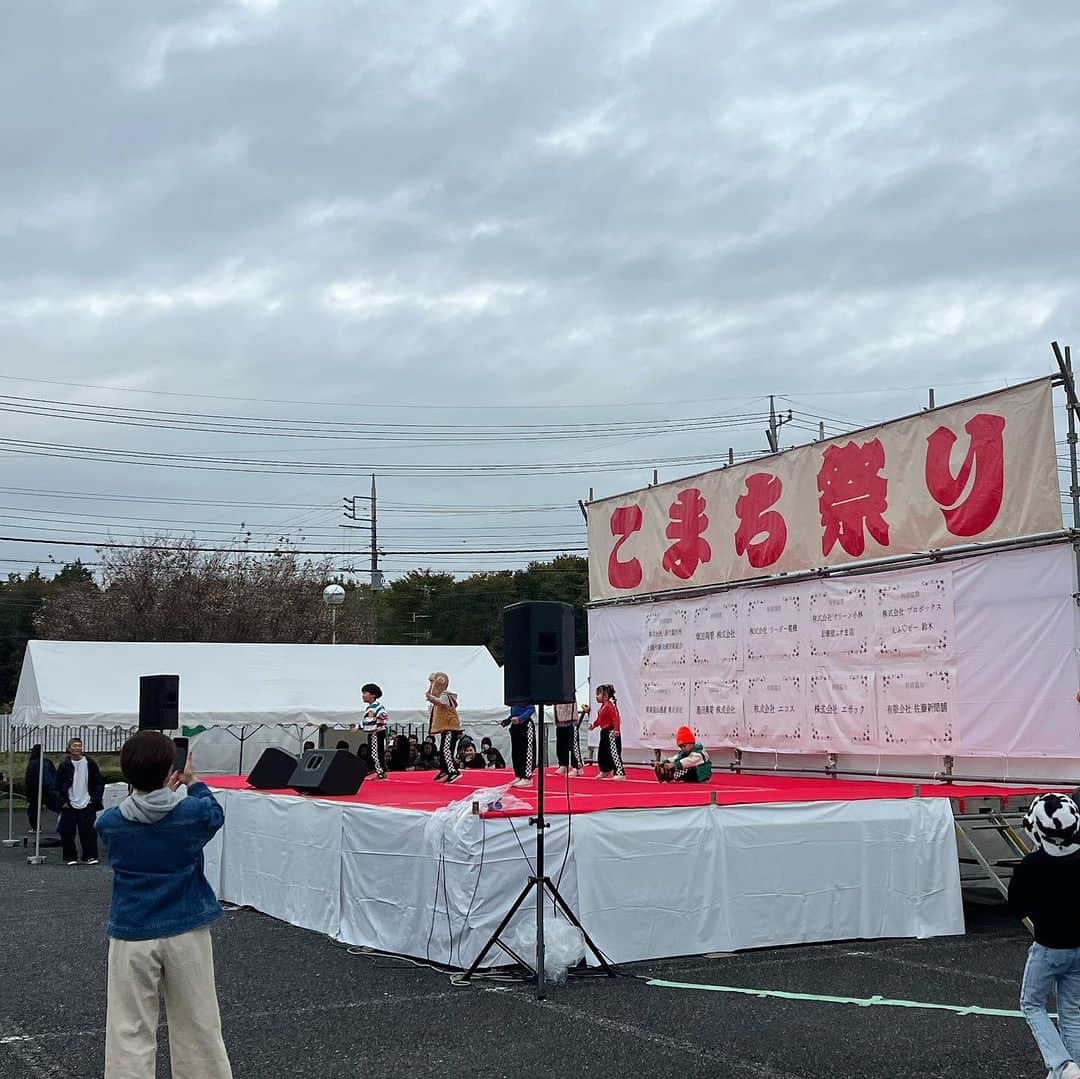 千葉あやさんのインスタグラム写真 - (千葉あやInstagram)「. 本日✨11/12(日)✨  茨城県土浦市にて、 『肉のフェスティバル in こまちまつり2023』にて、シンディーさんと ものまねショーをさせて頂きました✨💐  私はコロナ前の2019年ぶりに呼んでいただきました🥹🩵 主催者様、ありがとうございます✨ またまた呼んで頂き、感謝感謝です🙇‍♀️！！  朝は小雨が降ってましたが、お昼過ぎには曇りに回復☁️💪  ステージ上にテントを設置して頂いてましたが、 何とか雨も止んだので、テントもなくなり🙆‍♀️  寒かったので、観て頂いた方も大変だったとは思いますが...  スタッフのみなさん、観て頂いたみなさん、 たくさん盛り上がって頂き、ありがとうございました🥹✨  シンディーさんとのコラボは、実はリトモ以来初めてで、  打ち合わせからめちゃくちゃ色んな案が出て来て楽しくて、 今日もすごく楽しかったーー🙌✨  また別で色々とやらせてもらいたい💪✨  そして、また呼んで頂けるよう精進いたしますっ💪✨  ありがとうございました✨💐  #シンディー さん #メロディーきみえ さん #坂本彩 #坂本彩ものまね #ものまね #茨城県 #茨城県土浦市 #肉フェス2023 #こまちまつり2023」11月12日 21時22分 - aya_sakaya56