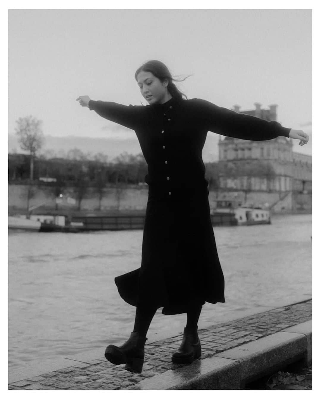 リン・ハッチソンのインスタグラム：「paris moments captured by @kyohnam 🇫🇷♥️📷  maybe it’s coincidence, or maybe, the universe just does magic when i’m with my 2 beautiful friends eve & rose  carefree dreaming & dancing through the streets of paris led us to a chance meeting with @kyohnam and we managed to fit in a quick shoot, immortalising the last few hours of my paris trip.  thank you @kyohnam for the beautiful art, thank you to my girls for once again creating the space needed to step into the next chapter… 🫶」