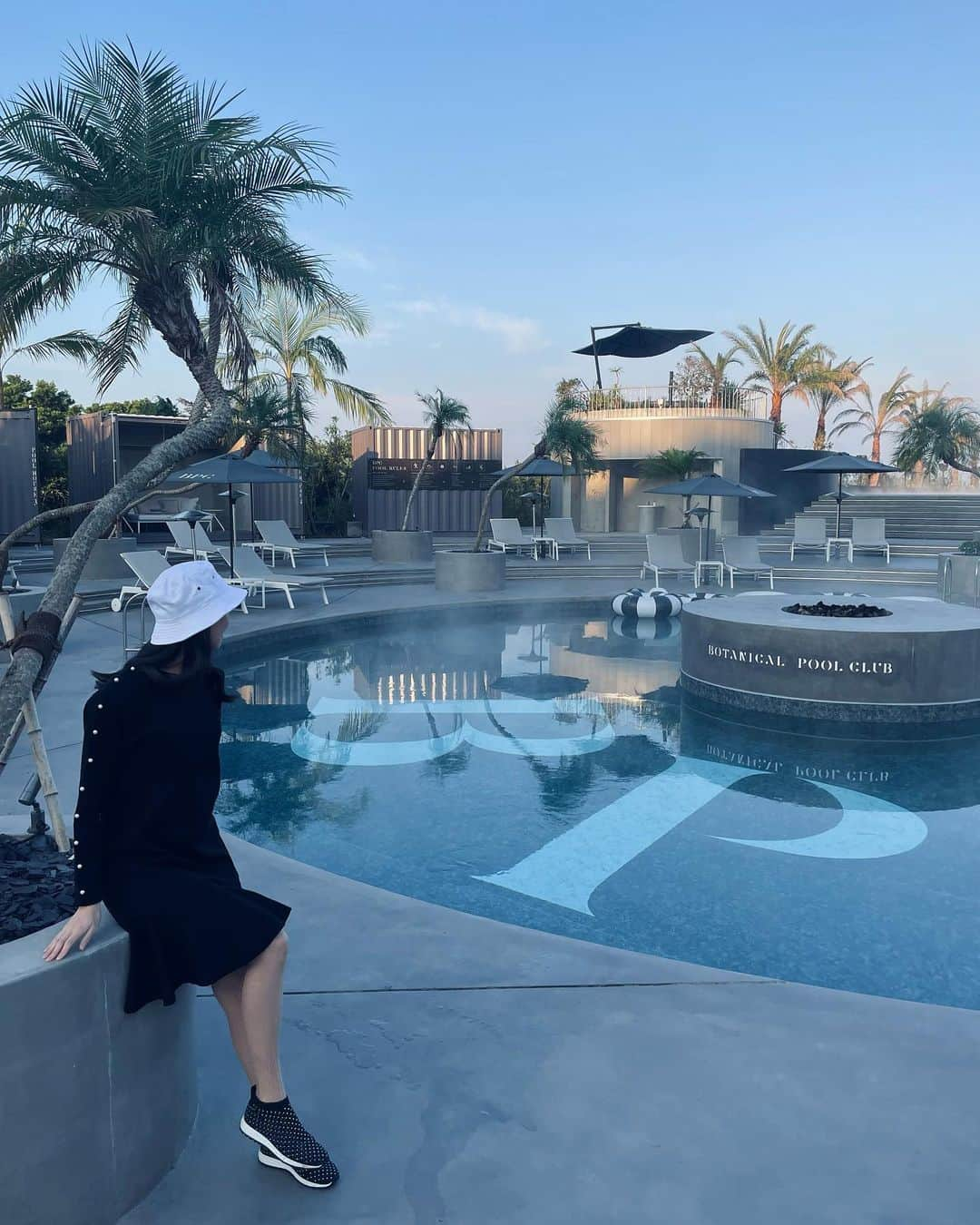 大庭絃子さんのインスタグラム写真 - (大庭絃子Instagram)「📍 BOTANICAL POOL CLUB 日本にいることを忘れてしまう空間🏝️🤍 ⁡ @botanicalpoolclub  ⁡ 千葉で迎える爽やかな朝🍃 サウナとインフィニティプールが貸切状態でした!またゆっくり訪れたい＾＾ ⁡ #時差投稿  #botanicalpoolclub#bpc #poolhotel  ーーーーーーーーーーーーーーーー 今後のopenコンサートのお知らせ🎻  ＊12/4(月) 19:00- ラメンサジャスミン(広尾) Vl.大庭絃子・小泉奈美  ＊12/14(木) 19:00- 名曲喫茶カデンツァ(本郷三丁目) Vl.大庭絃子Pf.松本日向子  ＊1/23(火)19:00- オペラシティ リサイタルホール Vl.大庭絃子・西浦詩織  Pf.宮野志織  ＊2/25(日)14:00-アフタヌーンコンサート 東京文化会館小ホール  ＊3/22(金)pm ロビーコンサート トリトン第一生命ホール  （＊12/11 銀座Ankh）  #botanical #infinitypool #pool #gazebo #ボタニカルプールクラブ #プールホテル #プール #travel #trip #vacation #luxury #sauna #ゴルフ旅行 #サウナ#リトリート」11月12日 21時33分 - itokooba