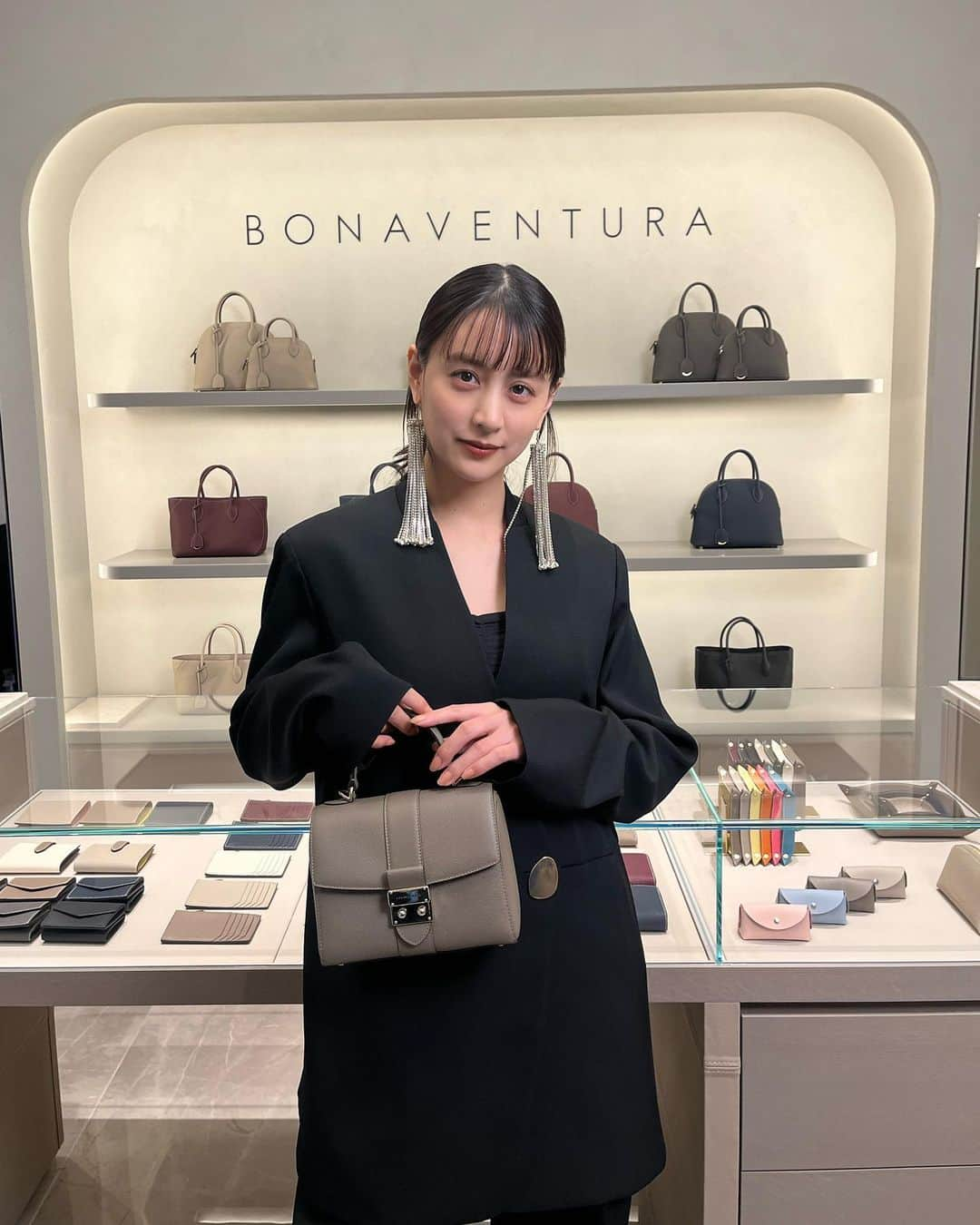 山本美月（スタッフ）のインスタグラム：「BONAVENTURA銀座フラッグシップストアの オープニングイベントに参加させていただきました✨  11月10日(金)よりオープンしている新店舗、 皆さまもぜひ🫶  衣装: スーツ・ピアス @harunobumurata  #山本美月　#山本美月スタッフ #BONAVENTURA」