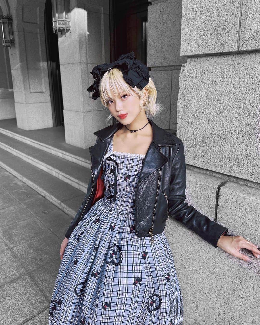 ハナエのインスタグラム：「🐕‍🦺🖤 ⁡ ⁡ @axes_femme_kawaii_official のおさんぽテリア柄のお洋服🐕‍🦺 ブリティッシュなチェックだったのでライダースに合わせて、ロンドンパンクっぽさとカジュアルさをプラスしてみたよ🖤 ⁡ ⁡ axes femme kawaiiは甘ロリとカジュロリの間みたいな感じでいろんなコーディネートに合わせやすいし、可愛くて大好き！ ディズニー行くときとか、アフタヌーンティー行くときとか、ラブリーな気分の日に着てます🥰 お値段もお手頃だし扱いやすい生地が多いので、ロリータファッション気になってる…という方に1番にすすめたいブランドです🎀 ⁡ ⁡ ⁡ #PR #axesfemmekawaii #アクシーズファムカワイイ」