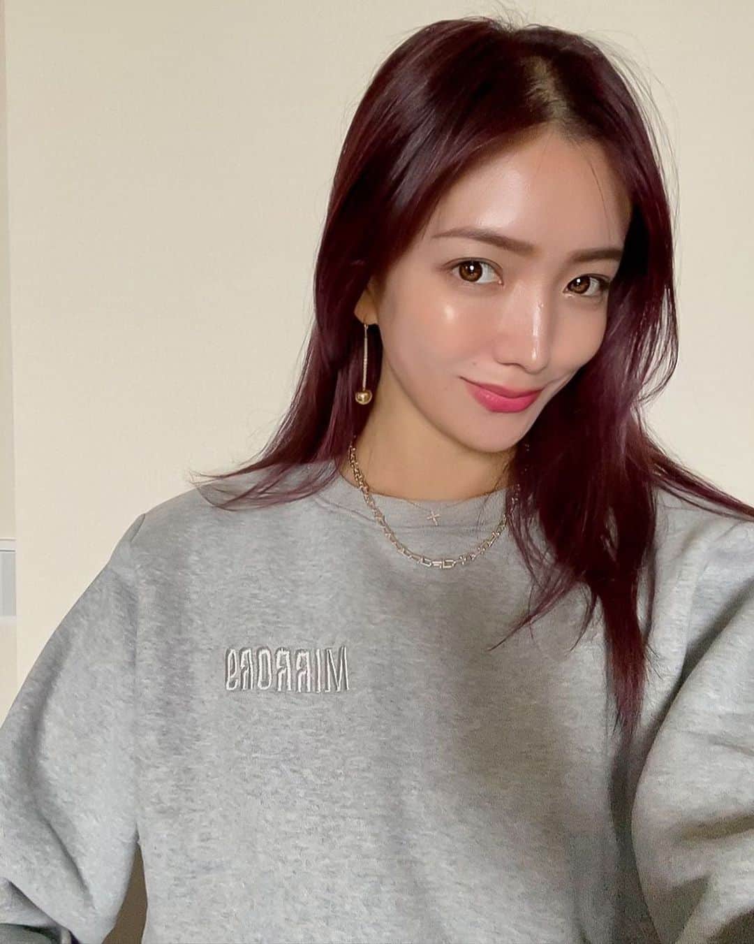 谷口紗耶香のインスタグラム：「new髪色好評でうれし🍒　光によって色が変わって見えて楽しーの♡ ３７歳でも最近の流行りのcolorに寄せたくて😛　大人もokだよね？な色味にしたぁ〜  @mirror9official  のクロップド丈のスウェットが可愛すぎて🫶🏻 kidsもあっておそろいなんだー♡ またUPするね〜😙 @coco_mirror9  @pink_mirror9  ヨウコさん&チアキさんいつもありがとうございます💋」