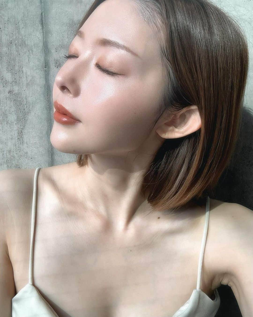 松田唯花さんのインスタグラム写真 - (松田唯花Instagram)「ケアのおかげでノーファンデで大丈夫な肌だけど、あえて塗るときは"隠すため"ではなくて"スキンケア効果"や"肌質を変えるため"。  塗ると良い意味でメイク感が出てきちんと見えるというファンデーションだけを選ぶ。  ・薄づき ・美容成分配合 ・セミツヤ質感 この3つがナチュラル美肌をつくれる特徴。  そんなファンデーションと、マスカラ、グリッターの3つのセットが明日からQoo10にて発売です❤️‍🔥  ブランドはミルクタッチ。(そう、マスカラがバズったあの韓国コスメブランドです)。  お値段交渉を重ねて、40%オフにしていただきました❤️‍🔥 通常6,996円が【4,199円】になります😍❤️‍🔥❤️‍🔥❤️‍🔥  この日塗っているファンデーションもミルクタッチ！ 10月に出たばかりのクッションファンデーションです✨ それがセットでお安く買えます😍❤️‍🔥❤️‍🔥  マスカラも、目もとのラメももちろんミルクタッチ！  このセットを使ったメイクです🫡💖  明日12:00、Qoo10にて発売開始です‼️  各製品の特徴はフィードの先頭に固定しているので見てください🙏💕  @milktouch_japan  #milktouch #韓国コスメ #ミルクタッチ #ツヤ肌 #qoo10」11月12日 21時26分 - yuika_matsuda.official