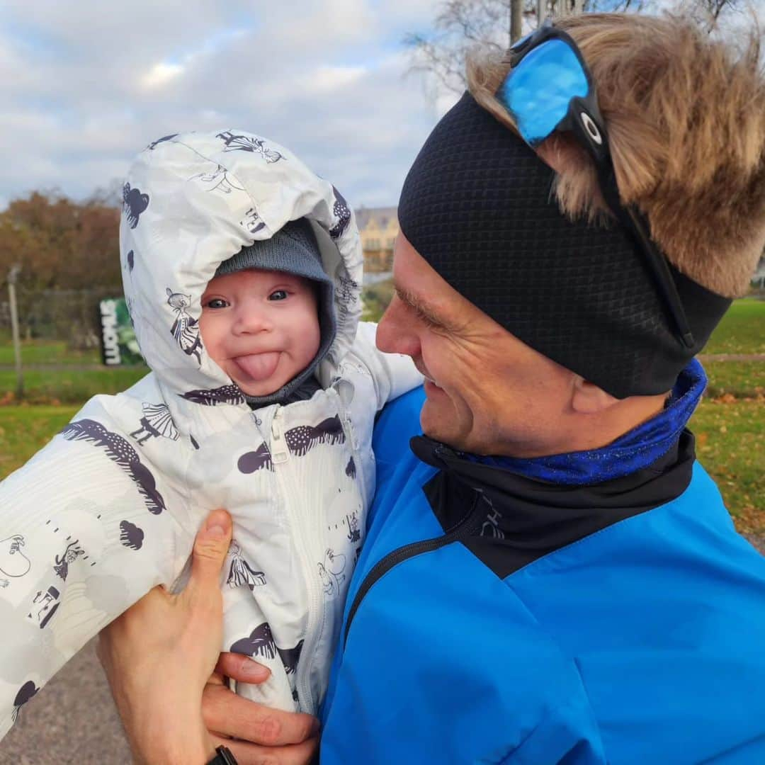 ヘイキ・コバライネンのインスタグラム：「It's Father's Day in Finland - Happy Father's Day to all the daddies 🍾🍾   📸 @catherinekovalainen  #fathersday」