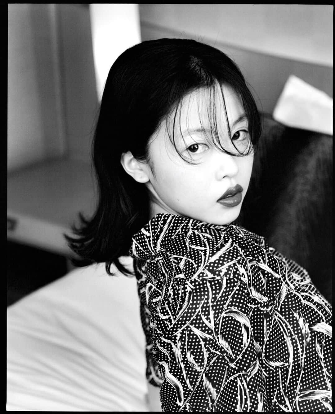 東咲月のインスタグラム：「Girl in Hotel Room, 🌉  taken by @lena_c_emery  make up @_georginagraham_  hair @takuyauchiyama1128」