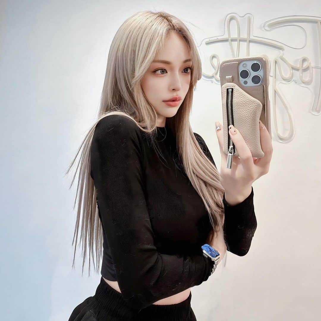 cocovanilla_chiakiのインスタグラム：「ヘアメンテ行って来た✨ 今回は少しシルバー入れてもらってプラチナベージュ✨ 他店のエクステしたままカラーしてもらったけどこんなに馴染むのすごくない？？🥹 @kohe0606 やっぱり天才‼️ #new #haircolor #ハイトーンカラー」