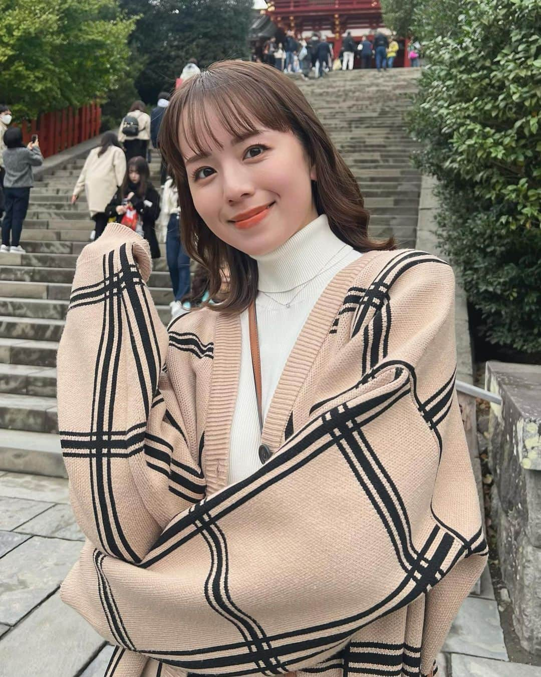 黒田真友香のインスタグラム：「お寿司食べて 鶴岡八幡宮行って 鎌倉のまめやでお豆爆買いして カフェして帰った1日🚗💨💨  いきなり寒くなりすぎて服装間違えた😱  リップは　@hanadoki_official マリーゴールド🌼」