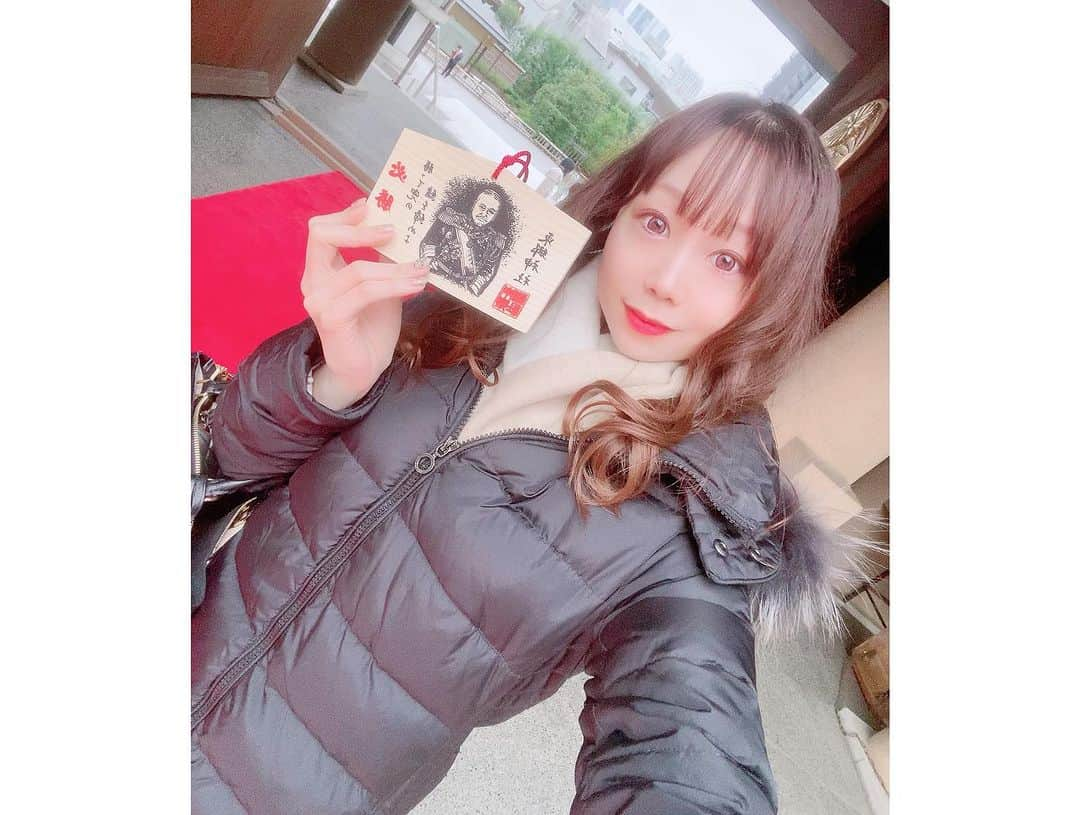 千咲まりさんのインスタグラム写真 - (千咲まりInstagram)「. 昨日良い日だったから仕事の合間にお参り⛩️ 行ったんだけど絵馬が品切れで、今日もう一度行って みたら結婚式と七五三に遭遇しました🥹💓 ‎これは絶対良いことあるよね🙏🏻✨️✨️ ‎きっと大丈夫(*･ᴗ･*)و」11月12日 21時29分 - marilyn_ooguikoakuma