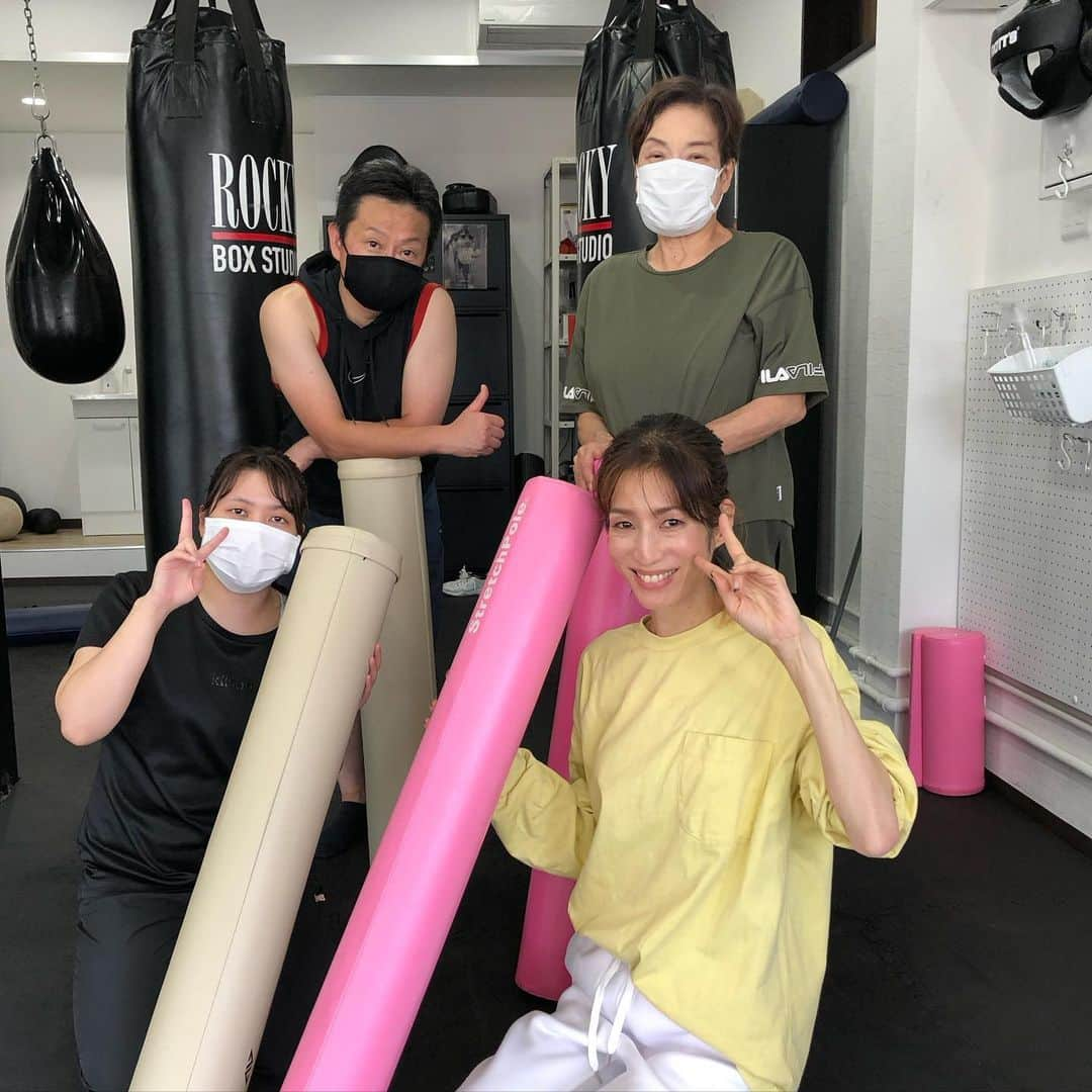 佐藤弥生さんのインスタグラム写真 - (佐藤弥生Instagram)「🥊 今日は一気に十二月の寒さ💦 先週今週、気温差と気圧が酷かったです😭 周りでも体調不良の方が多い... 私も今月前半は⤵️胃腸に優しく、ゆ〜ったりなスケジュールに変更しました💦💦 この陽気に体な慣れるのには2週間かかるそうです... のんびり行きましょう♪ #コアコンクラス #コアコン#コアコンディショニング#インナーユニット#少人数制#やよトレ#やよコア#ボクシングジム#ボクシング#体幹トレーニング#姿勢改善#美姿勢#寝たままエクササイズ#セルフコンディショニング#ストレッチポール#ひめトレ#術後ストレッチ#🥊#弥生日和#パーソナルトレーニング#出張パーソナル#栄養相談#栄養士」11月12日 21時29分 - yayoyayo_s