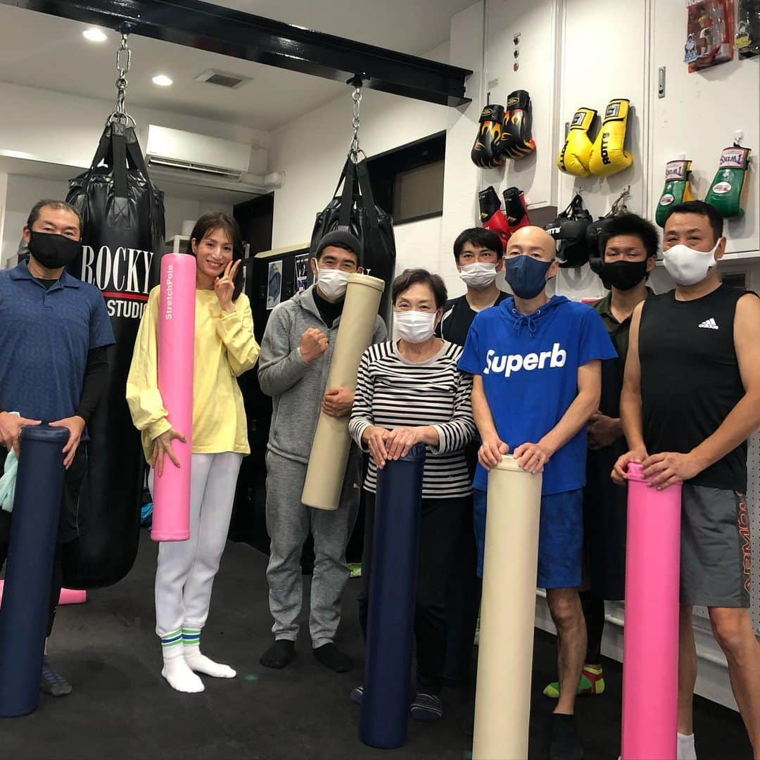 佐藤弥生のインスタグラム：「🥊 今日は一気に十二月の寒さ💦 先週今週、気温差と気圧が酷かったです😭 周りでも体調不良の方が多い... 私も今月前半は⤵️胃腸に優しく、ゆ〜ったりなスケジュールに変更しました💦💦 この陽気に体な慣れるのには2週間かかるそうです... のんびり行きましょう♪ #コアコンクラス #コアコン#コアコンディショニング#インナーユニット#少人数制#やよトレ#やよコア#ボクシングジム#ボクシング#体幹トレーニング#姿勢改善#美姿勢#寝たままエクササイズ#セルフコンディショニング#ストレッチポール#ひめトレ#術後ストレッチ#🥊#弥生日和#パーソナルトレーニング#出張パーソナル#栄養相談#栄養士」