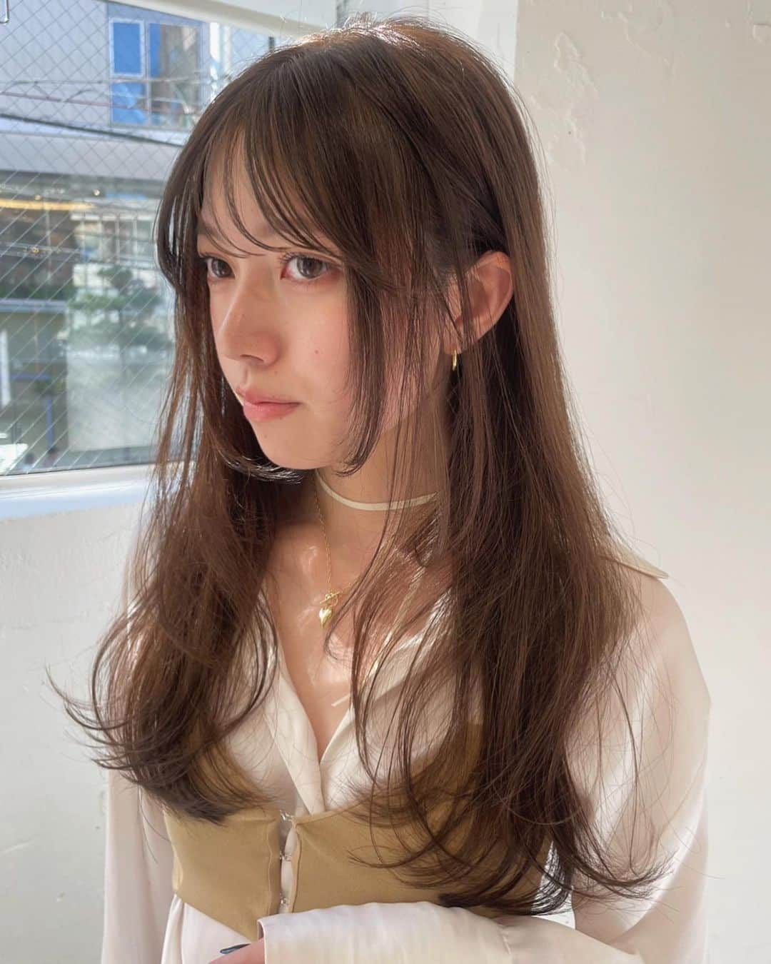 YochiMiku のインスタグラム：「ほんのりOlive beige♡  あんにゅいレイヤー🌙  自然光に透けて柔らかいニュアンスhair🪄  ご予約はURL 、dm またはお電話からお気軽にお問い合わせください🤲🏻✉️  one color ¥10,700~ wcolor ¥ 19,300~  SHIMA daikanyama  tel  03-3461-8851」