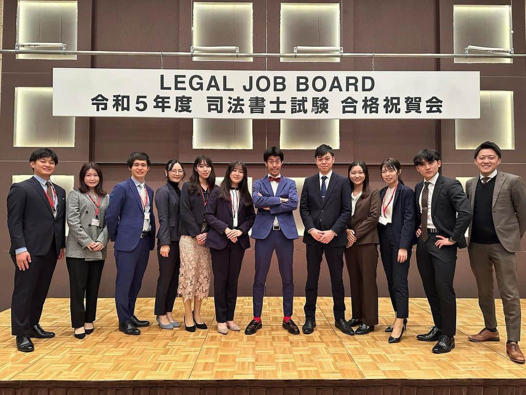 しょっぴーさんのインスタグラム写真 - (しょっぴーInstagram)「本日は『LEGAL JOB BOARD』さん主催 令和5年度司法書士試験合格祝賀会にてMCをさせて頂きました*\(^o^)/* 毎年お呼び頂き本当にありがとうございます！！！ 何気にもう6回目とか？？本当に嬉しいし、 運営の皆様も合格者の皆様も良い方ばかりなので、 毎回楽しませて頂いてます！！  そして今年もクイズ大会大盛り上がり！！ 景品全員もらえるし、豪華すぎて本当参加したい！笑  まさかの炙りカルビゲームやらされたのはびっくりでした✌️笑  イベント終了後には今年もしょっぴーす！写真✌️ 素敵なお土産まで頂いちゃって、感謝です！  本当にありがとうございました！！ 合格者の皆様！改めて合格おめでとうございます！  また呼んで頂けるように精進いたします！！！！  #LEGALJOBBOARD さん #司法書士 #合格祝賀会 #MC #さくらだモンスターしょっぴー #しょっぴー #しょっぴーす #炙りカルビゲーム #5枚目の躍動感」11月12日 21時41分 - syoppy0110