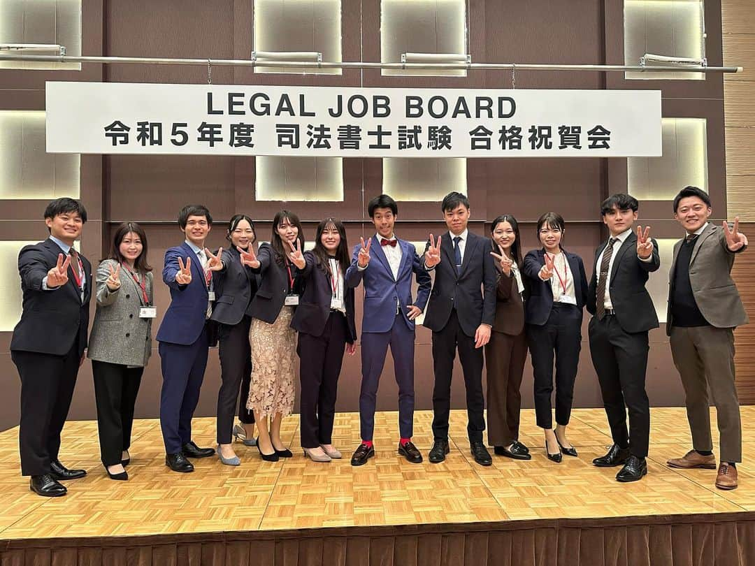 しょっぴーさんのインスタグラム写真 - (しょっぴーInstagram)「本日は『LEGAL JOB BOARD』さん主催 令和5年度司法書士試験合格祝賀会にてMCをさせて頂きました*\(^o^)/* 毎年お呼び頂き本当にありがとうございます！！！ 何気にもう6回目とか？？本当に嬉しいし、 運営の皆様も合格者の皆様も良い方ばかりなので、 毎回楽しませて頂いてます！！  そして今年もクイズ大会大盛り上がり！！ 景品全員もらえるし、豪華すぎて本当参加したい！笑  まさかの炙りカルビゲームやらされたのはびっくりでした✌️笑  イベント終了後には今年もしょっぴーす！写真✌️ 素敵なお土産まで頂いちゃって、感謝です！  本当にありがとうございました！！ 合格者の皆様！改めて合格おめでとうございます！  また呼んで頂けるように精進いたします！！！！  #LEGALJOBBOARD さん #司法書士 #合格祝賀会 #MC #さくらだモンスターしょっぴー #しょっぴー #しょっぴーす #炙りカルビゲーム #5枚目の躍動感」11月12日 21時41分 - syoppy0110