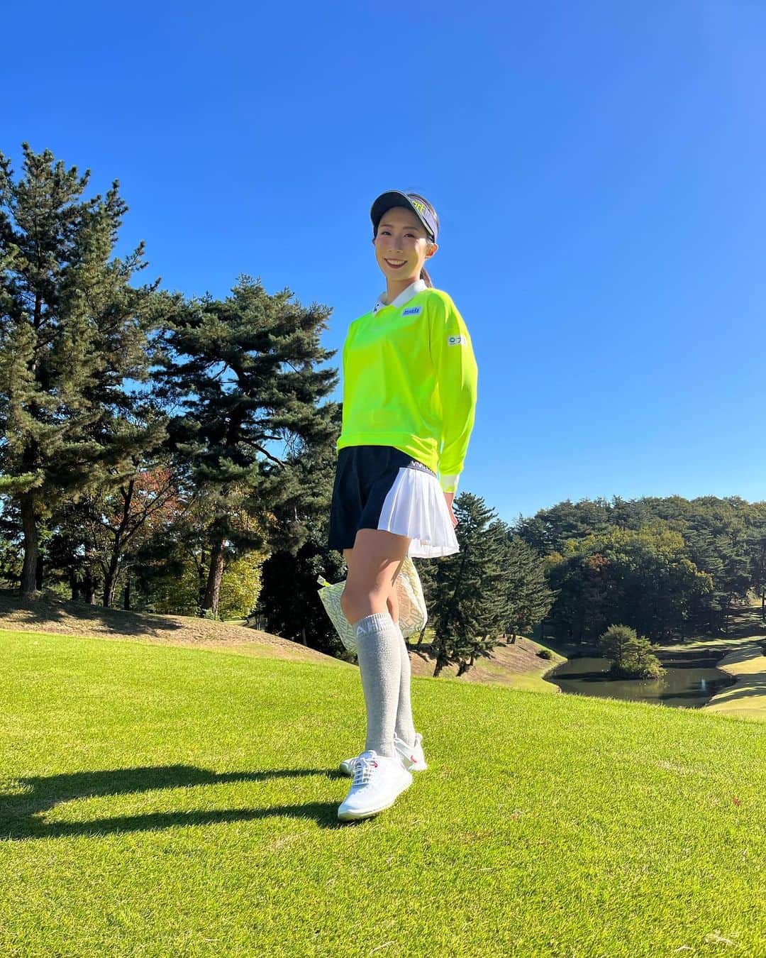 篠崎愛さんのインスタグラム写真 - (篠崎愛Instagram)「やっと秋服が着れる〜！って喜んでたら、一瞬で寒くなってしまいましたね🥹  VIVAの秋冬ものめちゃくちゃ可愛いので、チェックしてみてね~🫶💕  このプリーツのスカートがお気に入りです♡  @vivaheartofficial」11月12日 21時34分 - mana.s_golf