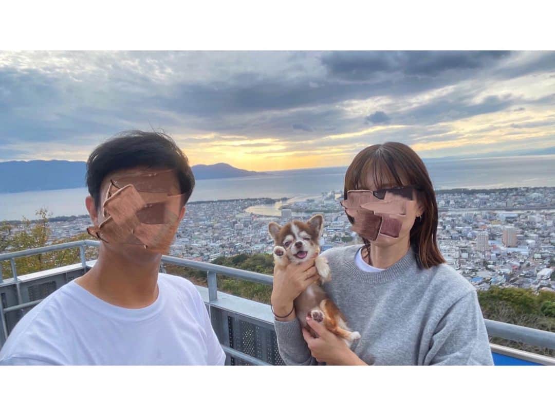 kotaro45のインスタグラム：「2023.11.12 (日)  今日はホームセンター帰りに 山へ紅葉を見に行ったけど まだ全然だったよ🍂 軽い気持ちで展望台まで歩いたら まー大変！ヘトヘトです😑  買ったばかりの自撮り棒使ってたから スリーショットばかりになっちゃった  #コタとおでかけ」