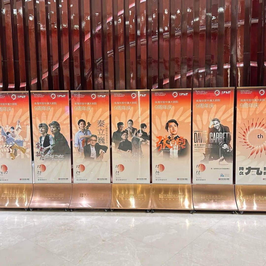 デイヴィッド・ギャレットさんのインスタグラム写真 - (デイヴィッド・ギャレットInstagram)「Zhuhai! Concert hall impressions!   #zhuhai #davidgarrett #concerthall #worldtour #albumsale #desk #image #entrance」11月12日 21時35分 - davidgarrettinsta