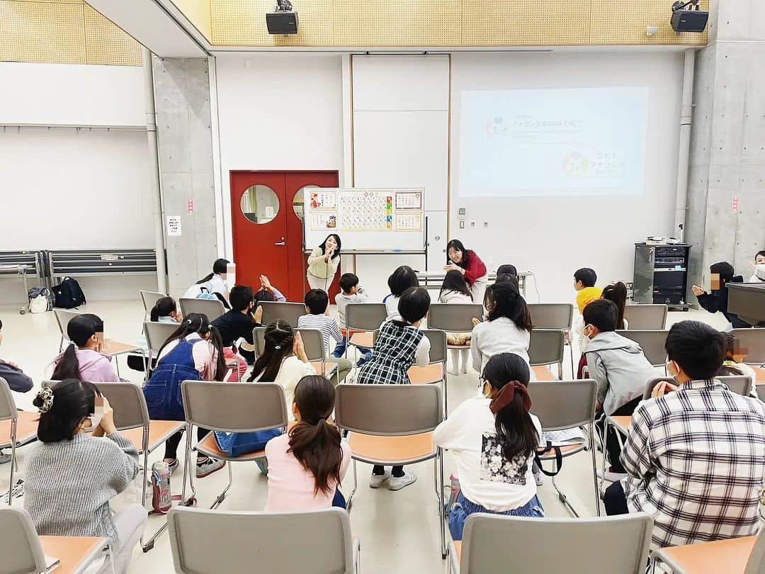 常世晶子のインスタグラム：「昨日は、神奈川県川崎市のはるひ野小中学校で、子どもアナウンサー体験教室を開催しました。  一般社団法人アナウンス発声協会EACO(エアコ)は、川崎市教育委員会の地域の寺子屋事業に登録して、活動を続けています。  昨日は、小学1年生から中学2年生まで幅広い年齢の子ども達が参加してくれました。  低学年を飽きさせないようにしつつ、中学生にも楽しんでもらえるようにと、1時間45分の授業に工夫して臨みました。  発表の原稿は、学年ごとに4種類。  始まる前までは発表が苦手だと手を挙げた子ども達が多かったのですが、終わった後には、ほとんどみんなが「楽しかった！」と手を挙げてくれて、自信を養った子ども達の笑顔が見られました。  子ども達は短時間でめきめき上達して、目を見開くような出来映えでした❗(教育委員会やコーディネーターの皆様も驚いていましたよ💯)  これだから教えるのはやめられません。  「表現するのを恐れず、自分らしく人生を楽しんで切り拓いて欲しい❗」と言うのが、子ども達に教えている目的の一つです。  生きるのって楽しいです！ 大人が小さくなっていたら、子ども達も小さくなっちゃうしね。  リミッターを外す授業、継続中です🙆‍♀️  #表現力 #一般社団法人アナウンス発声協会EACO #一般社団法人アナウンス発声協会 #EACO #こどもアナウンス発声協会 #こどもアナウンスブック #子どもの未来社  #地域の寺子屋 #川崎市  #常世晶子 #茂木亜希子 #岡山玲子 #河合洋子  #アナウンサー #発声先生」