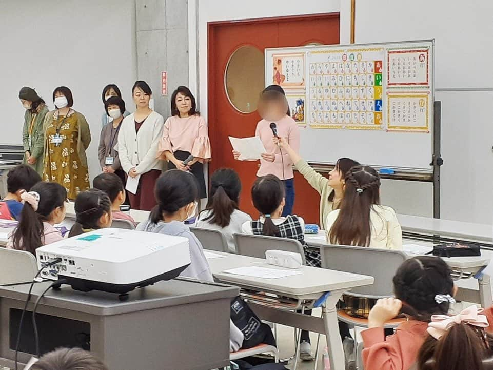 常世晶子さんのインスタグラム写真 - (常世晶子Instagram)「昨日は、神奈川県川崎市のはるひ野小中学校で、子どもアナウンサー体験教室を開催しました。  一般社団法人アナウンス発声協会EACO(エアコ)は、川崎市教育委員会の地域の寺子屋事業に登録して、活動を続けています。  昨日は、小学1年生から中学2年生まで幅広い年齢の子ども達が参加してくれました。  低学年を飽きさせないようにしつつ、中学生にも楽しんでもらえるようにと、1時間45分の授業に工夫して臨みました。  発表の原稿は、学年ごとに4種類。  始まる前までは発表が苦手だと手を挙げた子ども達が多かったのですが、終わった後には、ほとんどみんなが「楽しかった！」と手を挙げてくれて、自信を養った子ども達の笑顔が見られました。  子ども達は短時間でめきめき上達して、目を見開くような出来映えでした❗(教育委員会やコーディネーターの皆様も驚いていましたよ💯)  これだから教えるのはやめられません。  「表現するのを恐れず、自分らしく人生を楽しんで切り拓いて欲しい❗」と言うのが、子ども達に教えている目的の一つです。  生きるのって楽しいです！ 大人が小さくなっていたら、子ども達も小さくなっちゃうしね。  リミッターを外す授業、継続中です🙆‍♀️  #表現力 #一般社団法人アナウンス発声協会EACO #一般社団法人アナウンス発声協会 #EACO #こどもアナウンス発声協会 #こどもアナウンスブック #子どもの未来社  #地域の寺子屋 #川崎市  #常世晶子 #茂木亜希子 #岡山玲子 #河合洋子  #アナウンサー #発声先生」11月12日 21時36分 - tokoyo_shoko