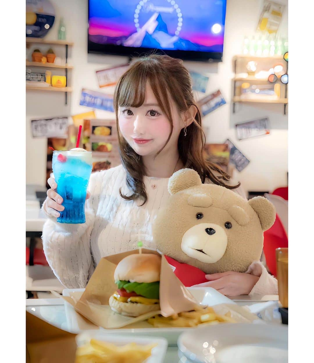 吉田麻衣子のインスタグラム：「小川町にある　アメリカンダイナー🇺🇸🍔 the DINERに行きました❤️ @the.diner_kanda   新規オープンしてまだ間もないお店❣️ 店内はアメリカンでポップでとにかく可愛い❣️ マーベルのフィギュアが飾ってあったり、 洋画の映画が流れていたり、BGMもアメリカン❤️  私は店内にいた　ted🐻に　すごく癒されていた、、、、😍  私が頼んだのは  シーザーサラダ バッファローチキン ハンバーガー🍔🍔 ダイナーズバーガー アボカドバーガー  ポテト アメリカンバナナスプリット  雰囲気だけじゃなく　 お味もすごく美味しいしボリュームも満足🤤🍔  ハンバーガーももちろん美味しかったし アメリカンバナナスプリットの花火にビックリ‼️（最後に動画あり）  また行きたいな〜❤️って思う　素敵なお店でした  東京都千代田区神田小川町レインボービル１F  #PR #thediner  #アメリカンダイナー #小川町 #小川町グルメ #小川町ランチ #小川町ディナー #ハンバーガー #🍔 #アメリカンハンバーガー #テッド #instafood #instafollow  #instalike #instahappy  #instagood  #model」