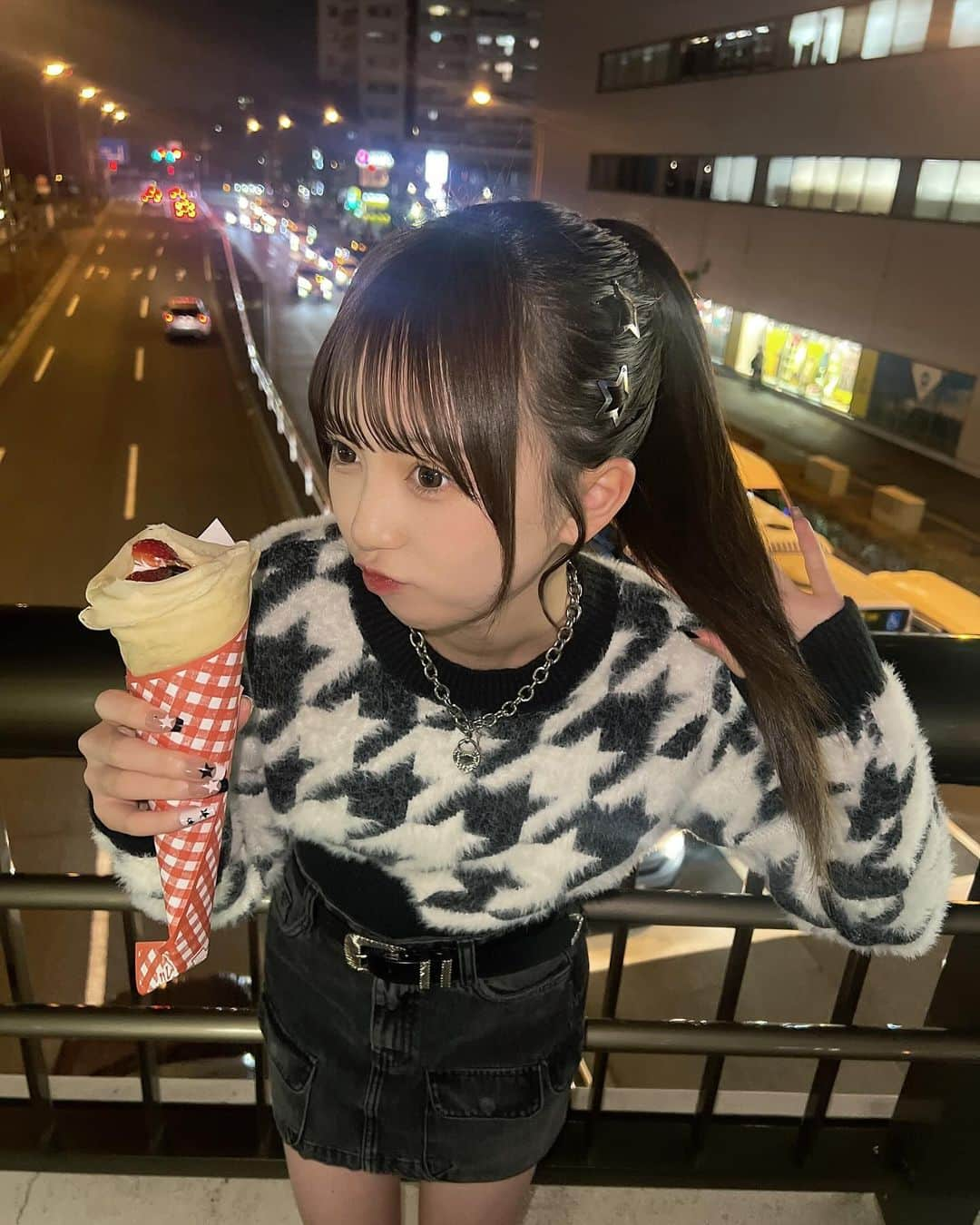 吉田佳音のインスタグラム：「久しぶりクレープたべた〜‪^_−♡‬"  y2kコーデどうですか💭☆  ・  ・  ・  ・ #05 #jk #ljk #y2k #fashion #モノトーンコーデ #クレープ」