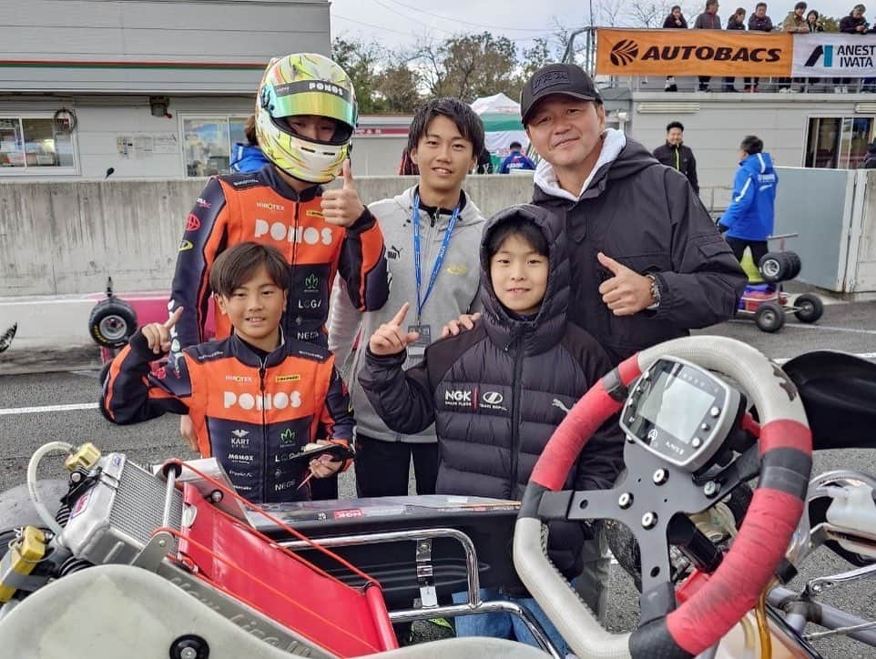 本山哲のインスタグラム：「GPRカートレースAPG S耐レースの安田の代わりに2度目の監督代理で行ってきました。カズキは数ヶ月前と比べ大きな成長が見られ力強い走りで6位に。 レース前に本山さんに表彰台に上がって欲しいと言ってくれていたアキトは言葉通りに優勝してくれました！ OKクラスではトラブルからほぼ最後方からスタートしたケンタが猛烈な追い上げで優勝目前の2位でゴール。トップにペナルティーがありこちらも優勝🏆 なんと2回も優勝監督で表彰台に連れて行ってもらえて幸せな1日でした。 チーム、ドライバー、関係者の方々ありがとうございました！！ 将来有望なレーサー候補が多くいる子供達のカートレースは最高です。 #ヒロテックス　#🍑　#佐野さん」