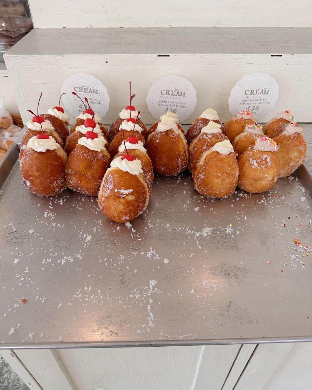 ちょびのインスタグラム：「近々食べにいきたいなぁ🍩🤍🍒  #chigaya#chigayabakery」