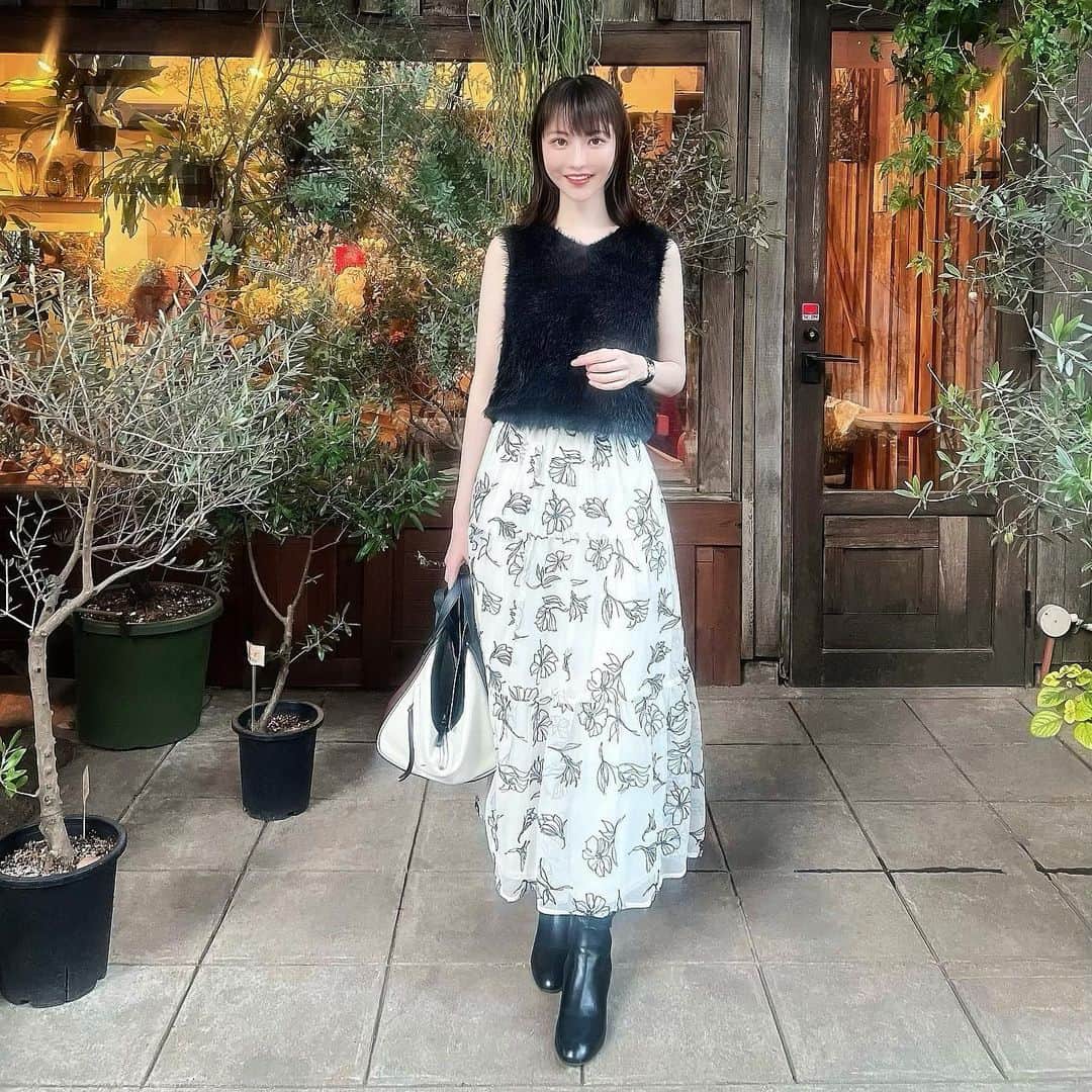 Machikoのインスタグラム：「tops @adthie_official #adthie #アドティエ skirt @grl_official #grl #グレイル  先週までノースリーブでも汗かいてたのに もうあっという間に寒いね❄️☺️」