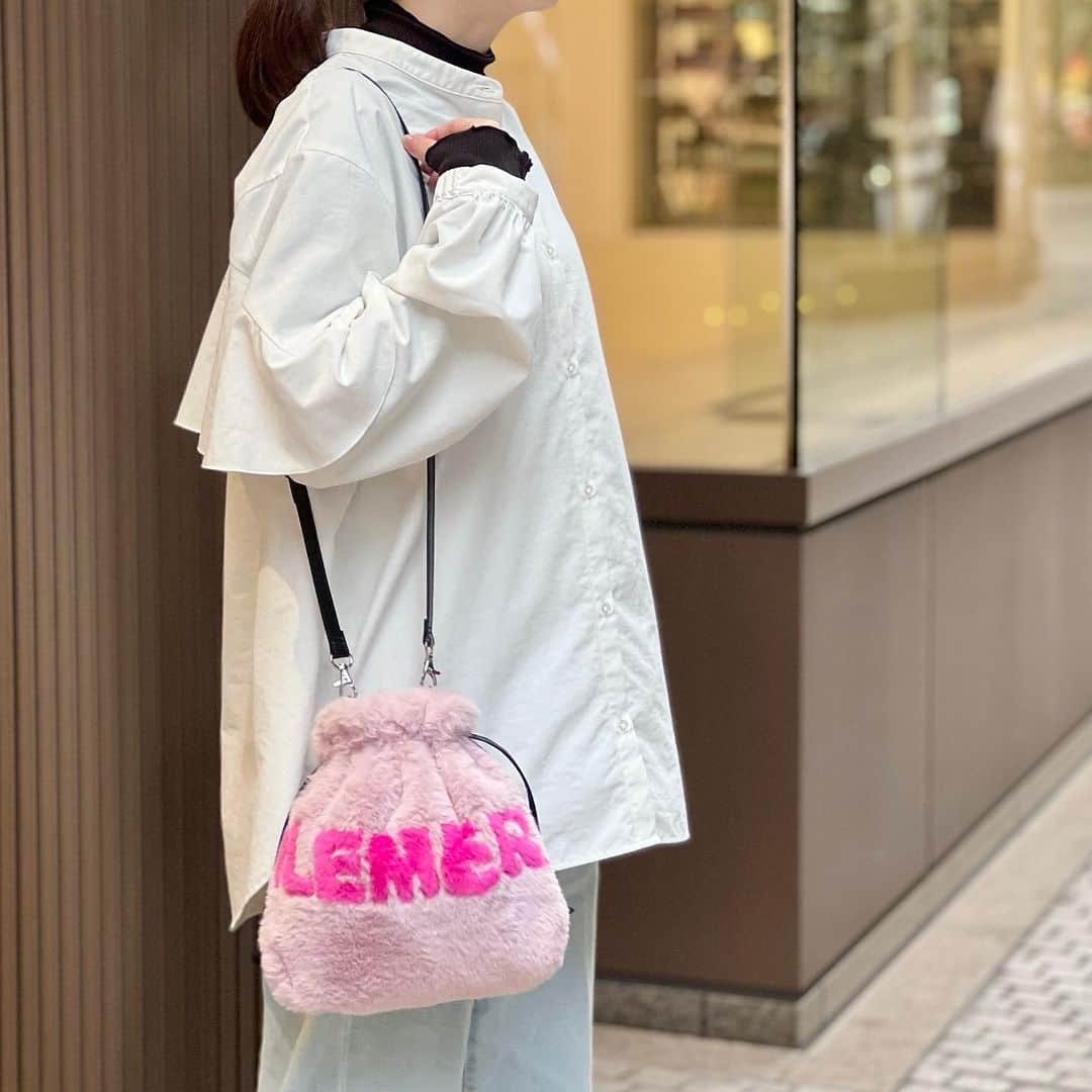 ILEMERさんのインスタグラム写真 - (ILEMERInstagram)「. 【NEW】ふわふわな限定バッグ登場✨️  皆さまこんにちは♪  昨日より販売がスタートした巾着型エコファーバッグ『funfun(ファンファン)』はもうチェックされましたでしょうか？😊  2種類のベルトがセットのため、「ショルダー持ち」「手持ち」「巾着持ち」と、なんと3way👀  マイドールを付けて可愛さをプラスするのもおすすめです💕  カラーは2色！ 今回は、上品なライラックカラーに心ときめくビビットピンクを合わせた「ライラック×ピンク」のご紹介です😌  ╌ ╌ ╌ ╌ ╌ ╌ ╌ ╌ ╌ ╌ ╌ ╌ ╌ ╌ ╌ ╌ ╌ ╌ ╌ ╌ ╌ ◾︎funfun/ファンファン  5,800円(税込6,380円)  ◾︎ハッピードール  2,700円(税込2,970円) ◾︎着せ替えワンピース  税込500円 ※サプライズトイの為、カラーはお選び頂けません。 ╌ ╌ ╌ ╌ ╌ ╌ ╌ ╌ ╌ ╌ ╌ ╌ ╌ ╌ ╌ ╌ ╌ ╌ ╌ ╌ ╌  秋冬限定アイテムですので気になる方はお早めに😊  ＊―――――――――――――――――＊ 【ILEMERお取扱い店舗】 ◻︎イルメールアタオランド店(兵庫･神戸) ◻︎イルメールギャラリー(兵庫・神戸） ◻︎イルメール有楽町店(東京) ＊―――――――――――――――――＊ ↓↓プロフィール、他投稿はこちら🍓 @ilemer_official (プロフィールからオンラインストア、 ハイライトからブログもご覧いただけます)  ↓↓海外サイトはこちら✈️ @ilemer_world  ぜひあわせてご覧下さい♪ ＊―――――――――――――――――＊  #新作 #新作バッグ #秋冬アイテム  #イルメール #ilemer #イーマリー  #イーマリーちゃん #イーマリー好き集まれ #大人可愛い #おしゃれバッグ #funfun  #ファンファン #ふわふわバッグ#モコモコバッグ  #ファーバッグ #エコファー  #エコファーバッグ #巾着バッグ #3wayバッグ  #ショルダーバッグ #ハンドバッグ  #ミニバッグ #ピンクバッグ #ATAOLANDプラス」11月12日 12時48分 - ilemer_official