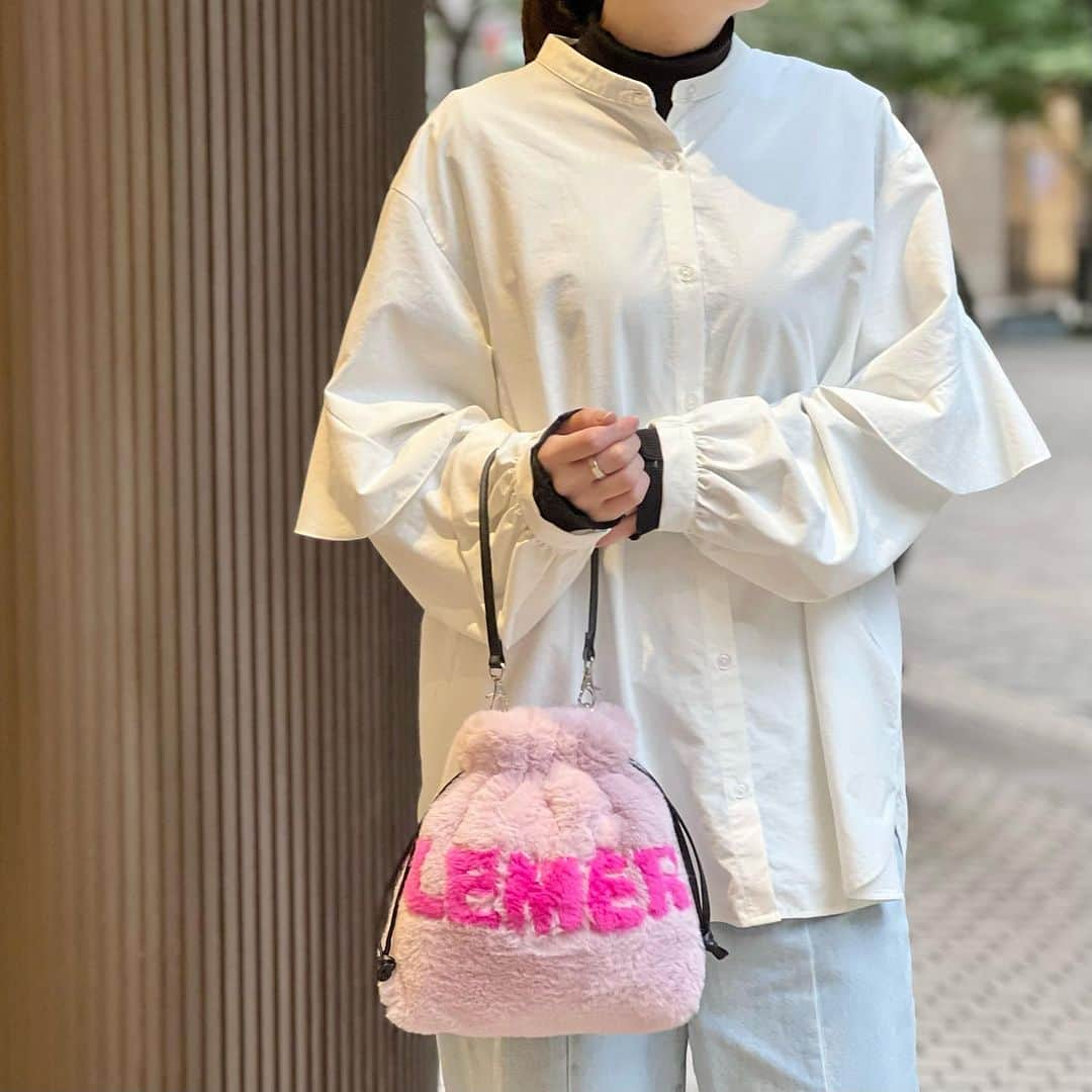 ILEMERさんのインスタグラム写真 - (ILEMERInstagram)「. 【NEW】ふわふわな限定バッグ登場✨️  皆さまこんにちは♪  昨日より販売がスタートした巾着型エコファーバッグ『funfun(ファンファン)』はもうチェックされましたでしょうか？😊  2種類のベルトがセットのため、「ショルダー持ち」「手持ち」「巾着持ち」と、なんと3way👀  マイドールを付けて可愛さをプラスするのもおすすめです💕  カラーは2色！ 今回は、上品なライラックカラーに心ときめくビビットピンクを合わせた「ライラック×ピンク」のご紹介です😌  ╌ ╌ ╌ ╌ ╌ ╌ ╌ ╌ ╌ ╌ ╌ ╌ ╌ ╌ ╌ ╌ ╌ ╌ ╌ ╌ ╌ ◾︎funfun/ファンファン  5,800円(税込6,380円)  ◾︎ハッピードール  2,700円(税込2,970円) ◾︎着せ替えワンピース  税込500円 ※サプライズトイの為、カラーはお選び頂けません。 ╌ ╌ ╌ ╌ ╌ ╌ ╌ ╌ ╌ ╌ ╌ ╌ ╌ ╌ ╌ ╌ ╌ ╌ ╌ ╌ ╌  秋冬限定アイテムですので気になる方はお早めに😊  ＊―――――――――――――――――＊ 【ILEMERお取扱い店舗】 ◻︎イルメールアタオランド店(兵庫･神戸) ◻︎イルメールギャラリー(兵庫・神戸） ◻︎イルメール有楽町店(東京) ＊―――――――――――――――――＊ ↓↓プロフィール、他投稿はこちら🍓 @ilemer_official (プロフィールからオンラインストア、 ハイライトからブログもご覧いただけます)  ↓↓海外サイトはこちら✈️ @ilemer_world  ぜひあわせてご覧下さい♪ ＊―――――――――――――――――＊  #新作 #新作バッグ #秋冬アイテム  #イルメール #ilemer #イーマリー  #イーマリーちゃん #イーマリー好き集まれ #大人可愛い #おしゃれバッグ #funfun  #ファンファン #ふわふわバッグ#モコモコバッグ  #ファーバッグ #エコファー  #エコファーバッグ #巾着バッグ #3wayバッグ  #ショルダーバッグ #ハンドバッグ  #ミニバッグ #ピンクバッグ #ATAOLANDプラス」11月12日 12時48分 - ilemer_official