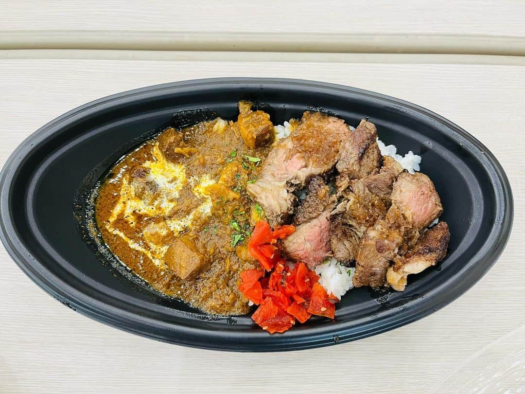 NAOTOのインスタグラム：「ASIAN KUNG-FU GENERATIONの伊地知潔くんプロデュース、ステーキ丼&特製欧風カレーを、潔くんにご馳走になりましたー。 カレーもステーキもホントに美味しい❗️ 大人気だから、無くなる前に食べてねー。 #伊地知潔 #麦の秋音楽祭2023」