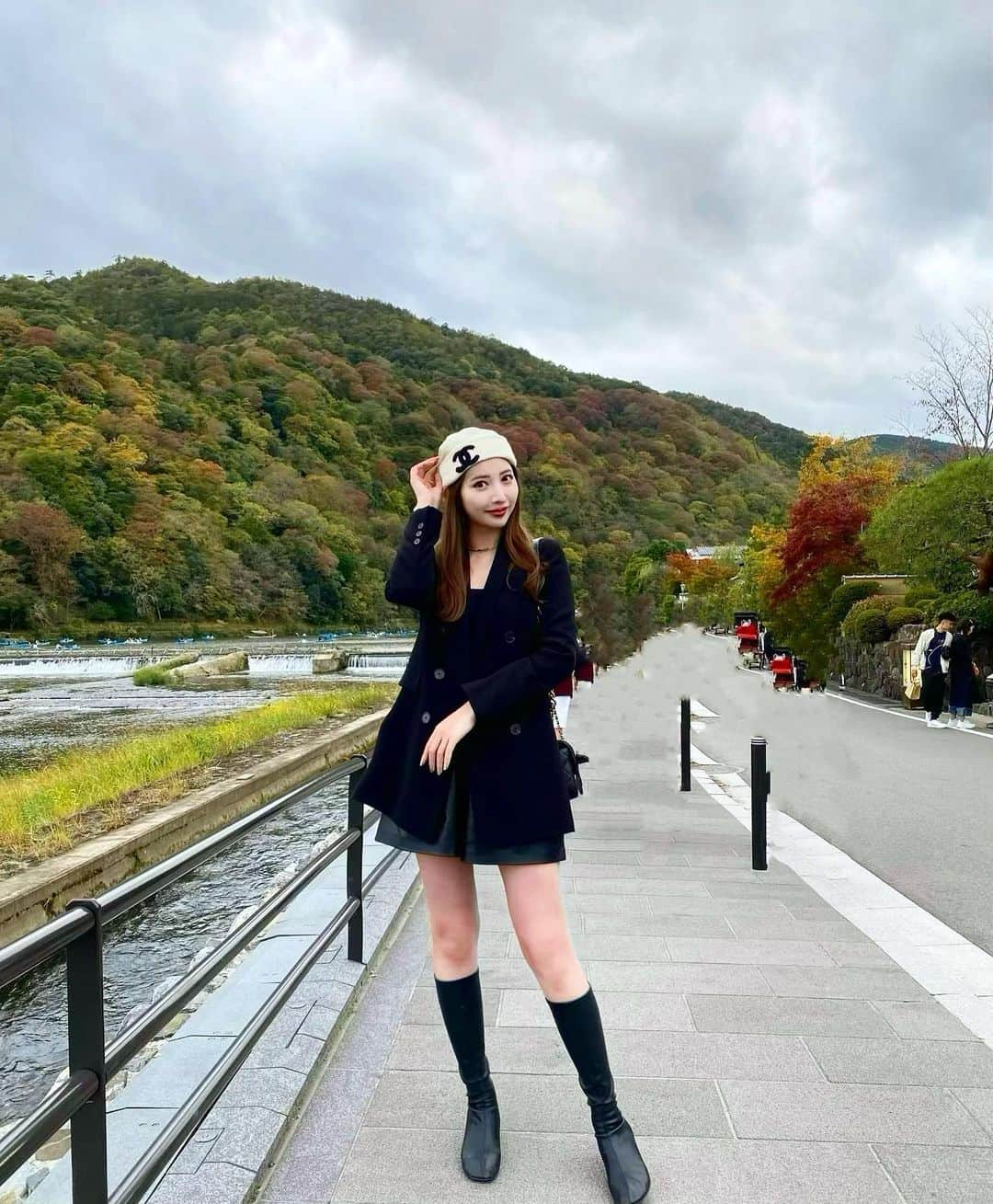 尾﨑美紀のインスタグラム：「今年の秋も京都これて嬉しい🥰 紅葉見頃まであとちょっとだったかなあ🍁🫨 めちゃ寒かったので京都これから行く方防寒おすすめ🧣」