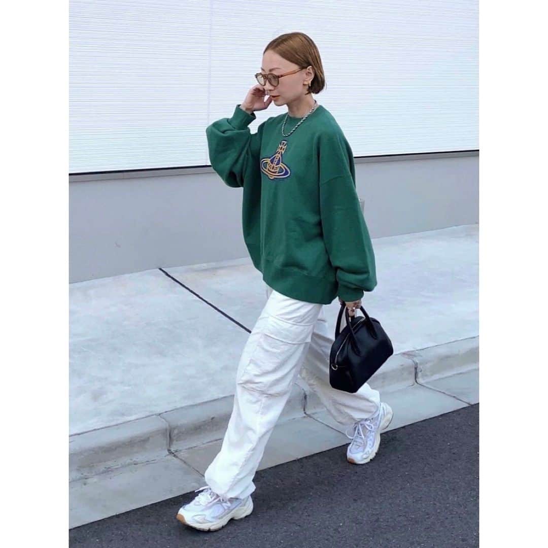 のインスタグラム：「. 0.1秒で欲しい！と思ったスウェット🤩  ちょっと高かったけど 一生大事にする💚  #vivianwestwood」