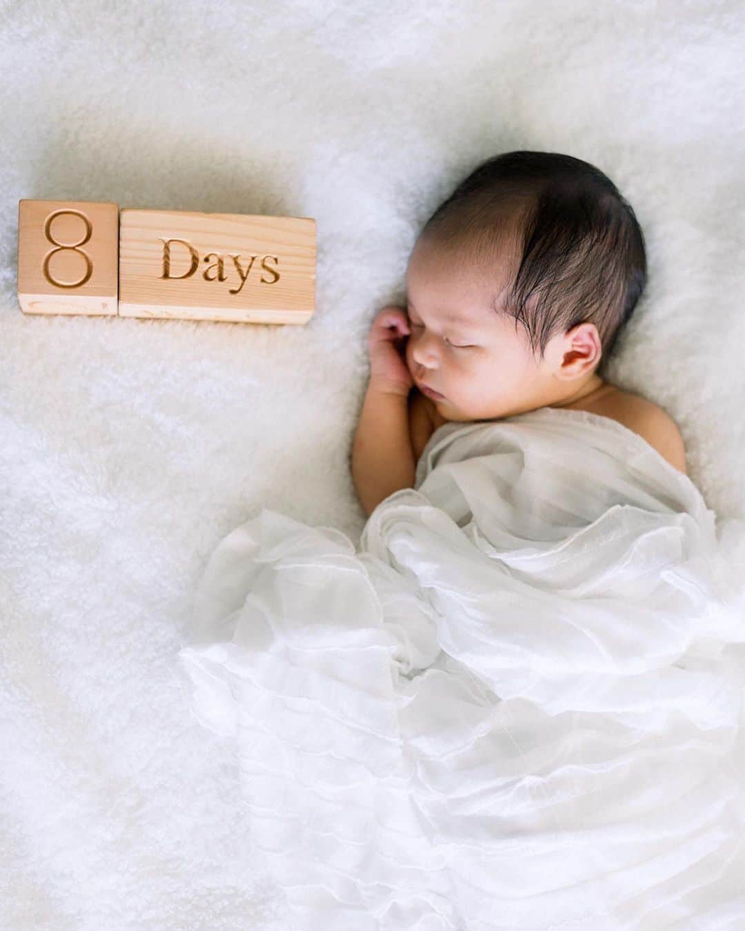 鮎河ナオミさんのインスタグラム写真 - (鮎河ナオミInstagram)「My little sunshine💛  #babysunny #newborn #newbornphotography #8days #8daysold」11月12日 12時46分 - naomiayukawa