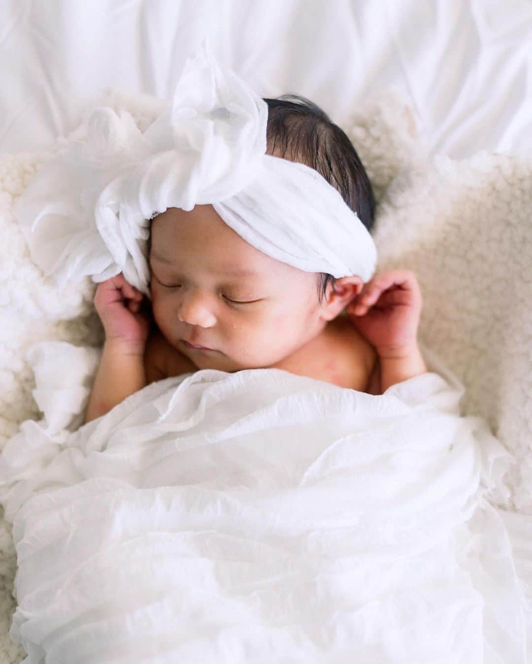 鮎河ナオミさんのインスタグラム写真 - (鮎河ナオミInstagram)「My little sunshine💛  #babysunny #newborn #newbornphotography #8days #8daysold」11月12日 12時46分 - naomiayukawa